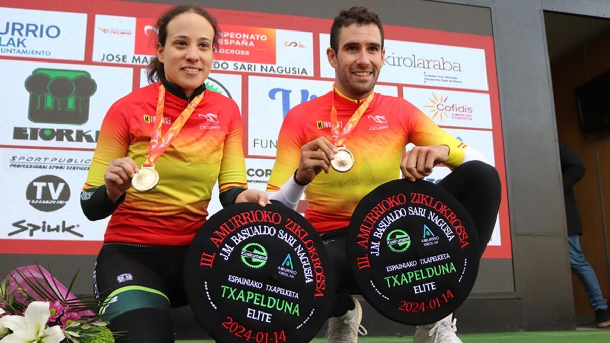 Lucia González y Felipe Orts, celebrando en Amurrio su sextro título de campeones de España de CX