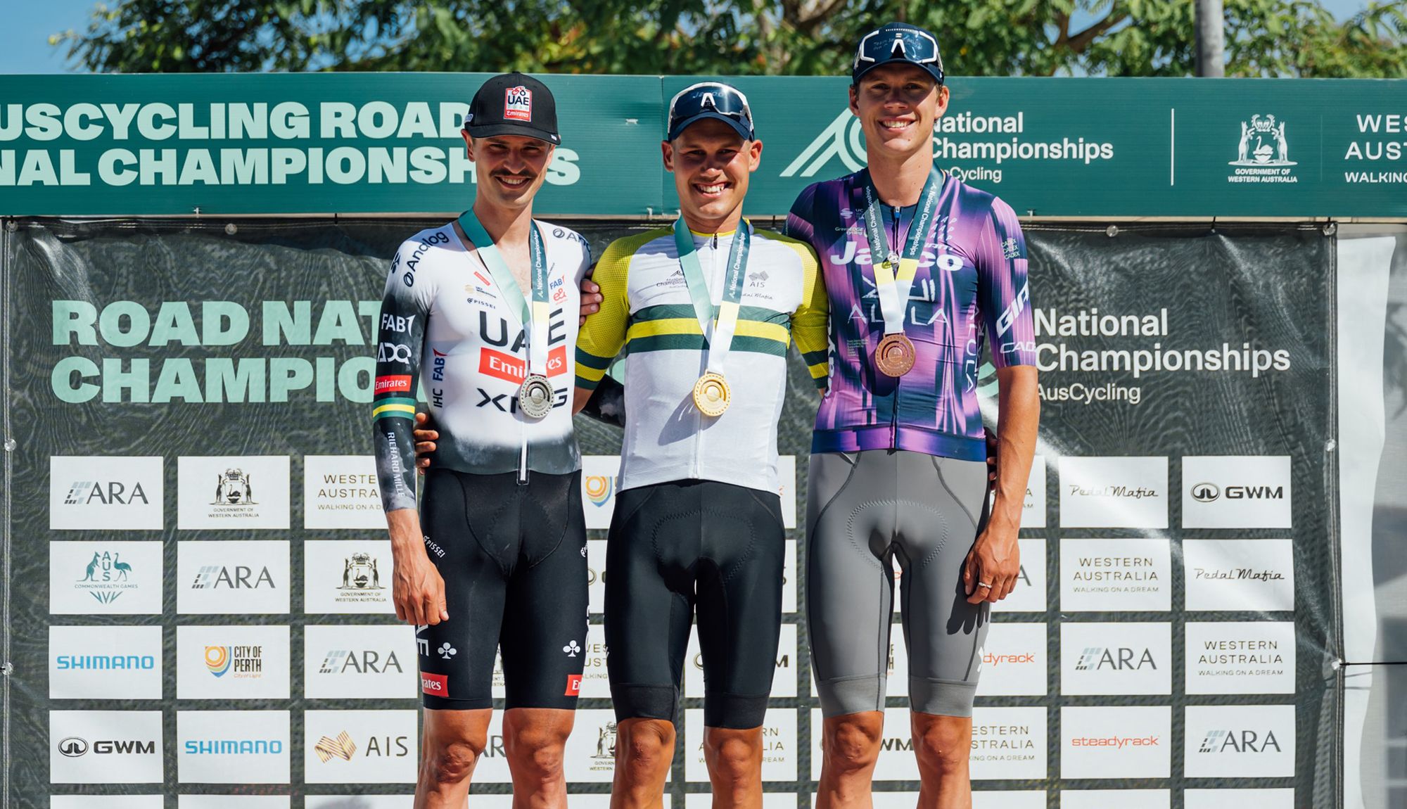 Luke Plapp, campeón de Australia contrarreloj por tercera vez. Jay Vine y Kelland O'Brien le acompañan en el podio.
