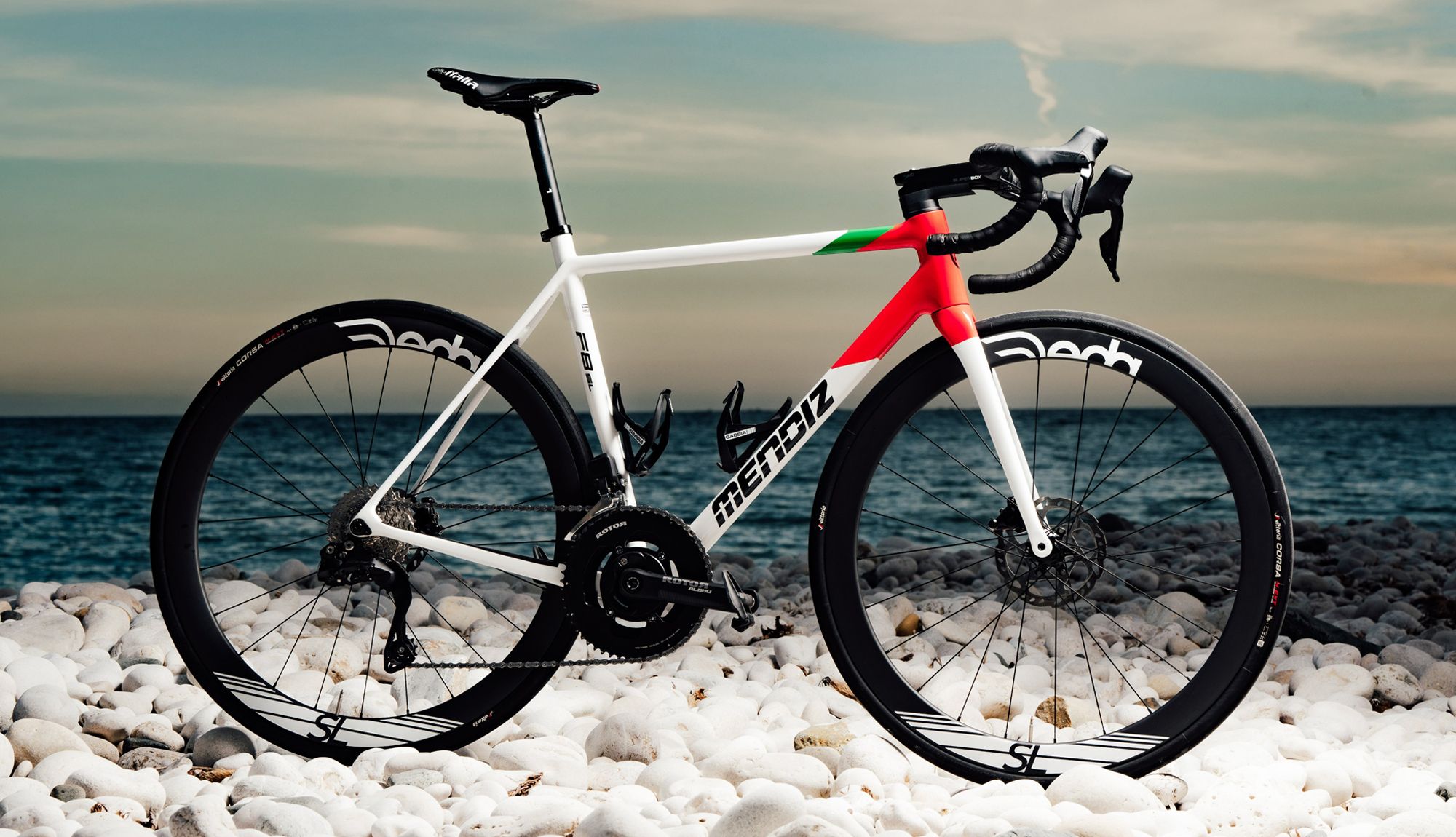 Los equipos de la Fundación Euskadi correrán en 2025 con bicicletas Mendiz