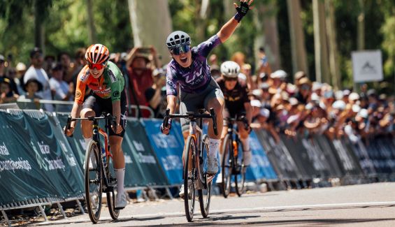 Stewart celebra la victoria en Perth. Foto: Liv AlUla Jayco Stewart celebra la victoria en Perth. Foto: Liv AlUla Jayco