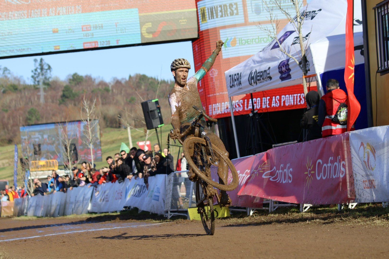 Felipe Orts celebra efusivamente su séptimo campeonato de España. Foto: RFEC