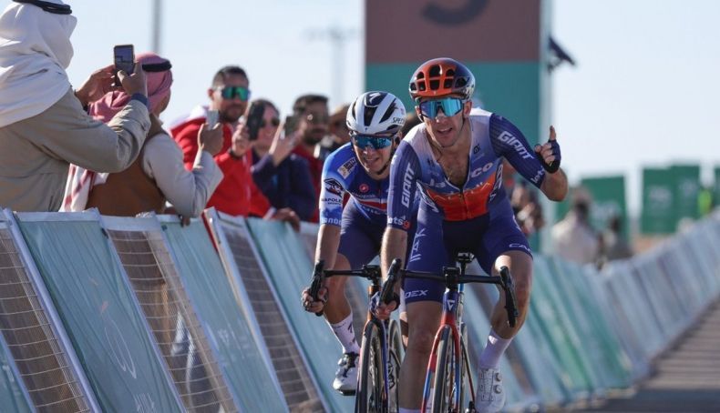 simon yates alula tour logro la victoria en la ultima etapa del alula tour 2 790x454