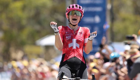 Noemi Rüegg cruza la meta y gana la segunda etapa del Tour Down Under 2025. Kei Tsuji/Sprint Cycling Agency