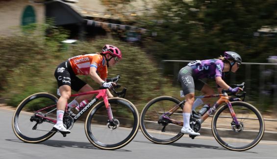 Noemi Rüegg terminó la tercera etapa del Tour Down Under en tercera posición. Sprint Cycling Agency 