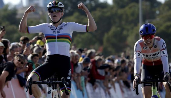 Fem van Empel celebra la victoria en Benidorm. Foto: Luis Ángel Gómez/Sprint Cycling Agency Fem van Empel celebra la victoria en Benidorm. Foto: Luis Ángel Gómez/Sprint Cycling Agency