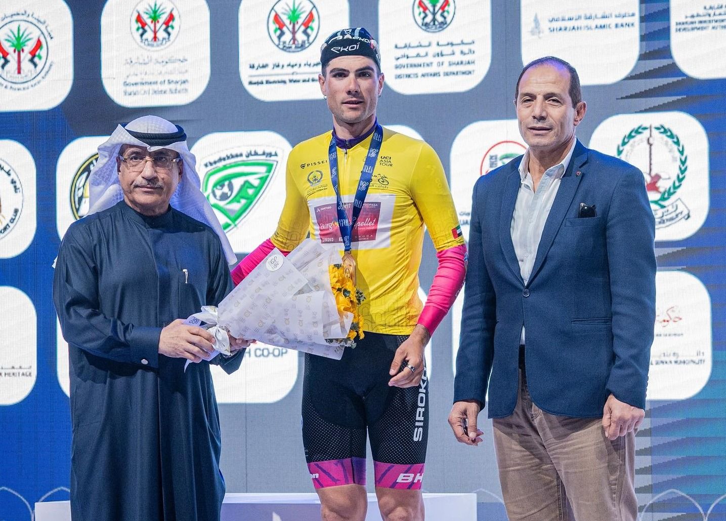 Mario Aparicio mantiene el maillot amarillo de líder por un segundo de ventaja.
