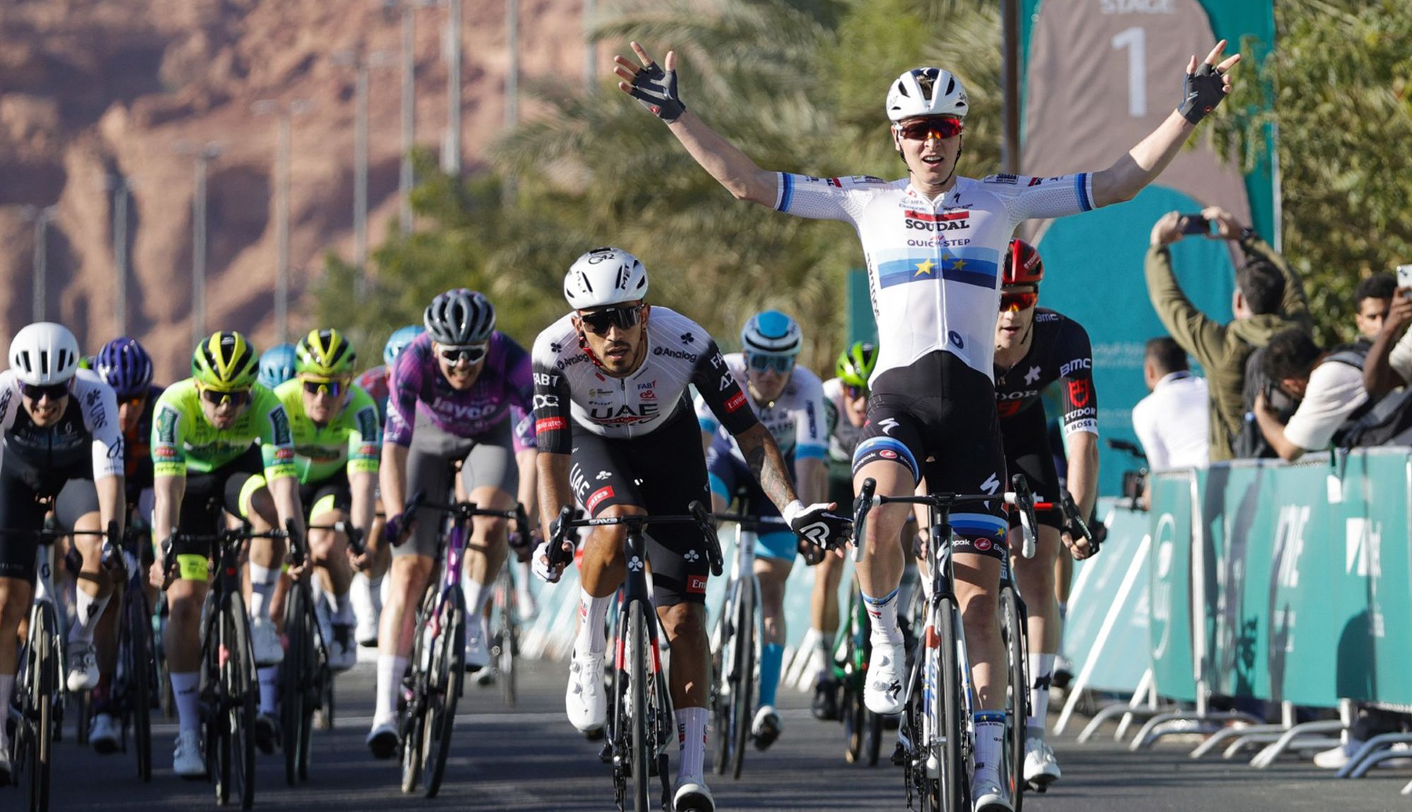 Tim Merlier, poderoso en el primer sprint del AlUla Tour