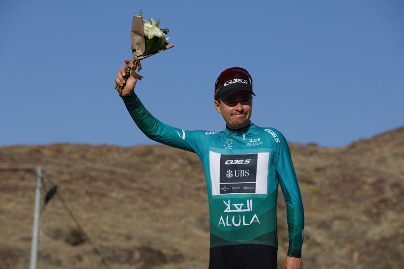 Pidcock con el maillot verde de líder