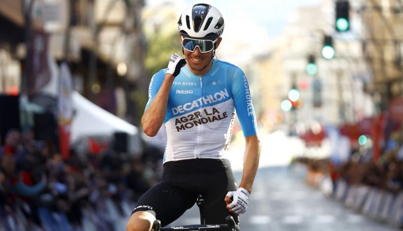 Ben O´Connor celebrando su victoria en la pasada edición de la Vuelta a Murcia