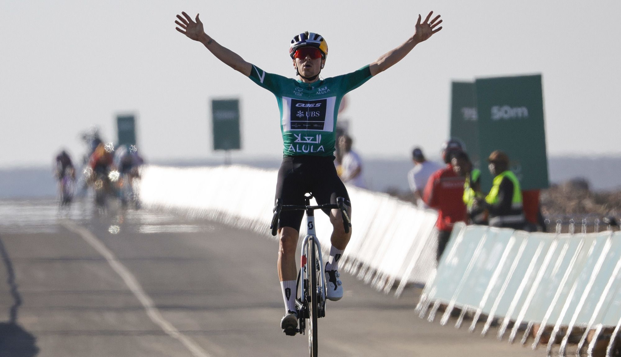 Nueva victoria en solitario para Tom Pidcock, más líder del AlUla Tour