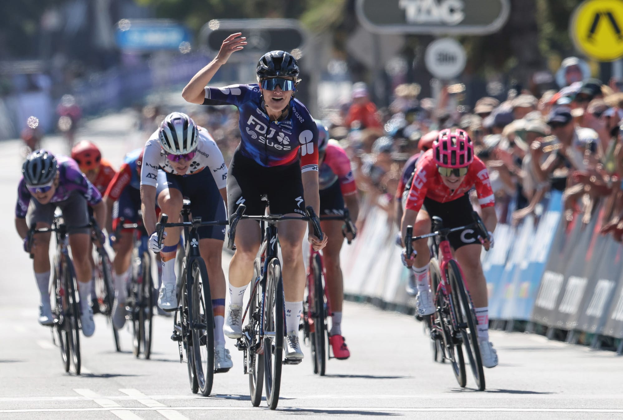 Wollaston celebra su segunda victoria de la temporada en la Cadel Evans Road Race. Foto: Kei Tsuji / Sprint Cycling Agency 