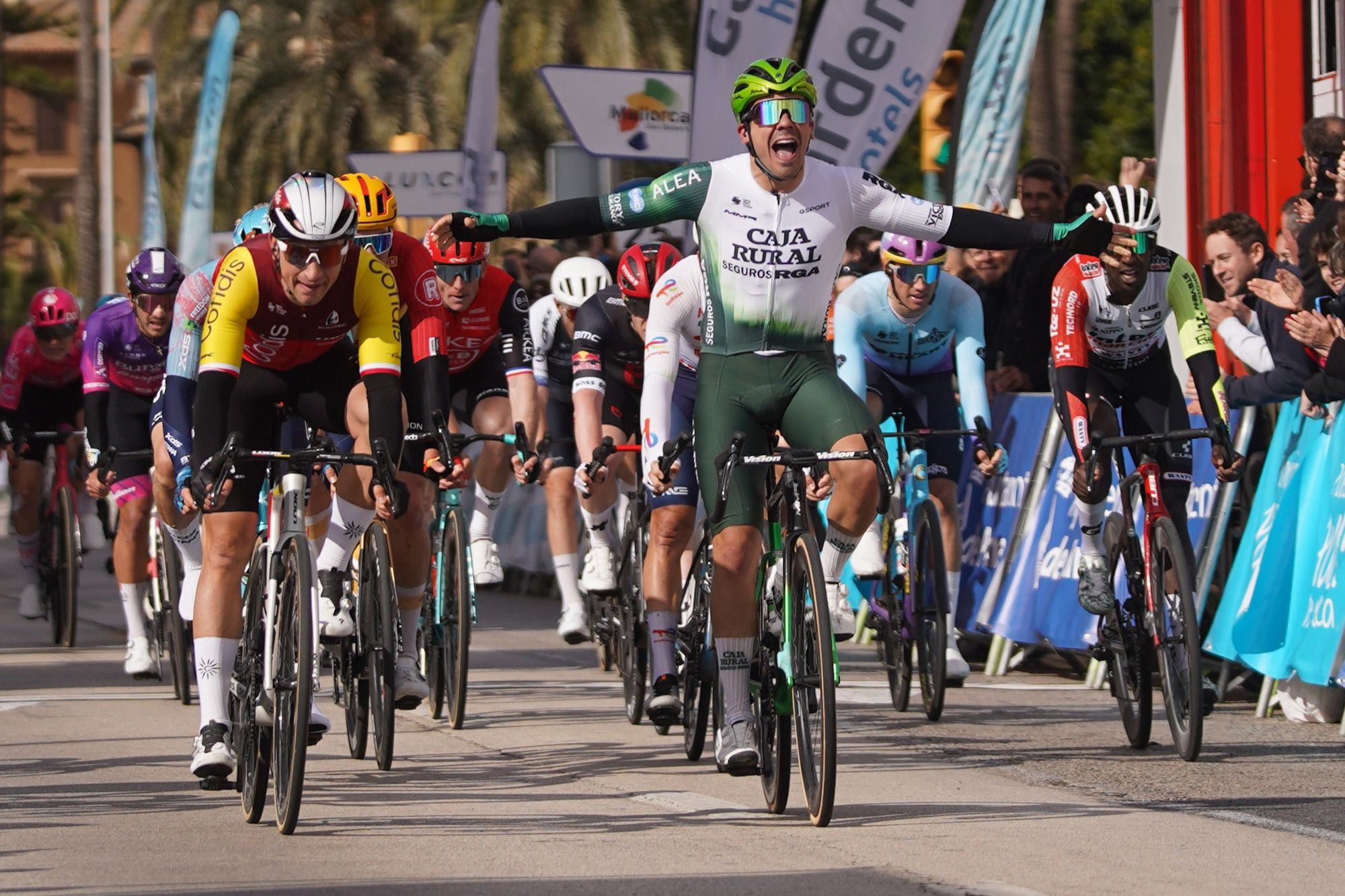 Iuri Leitao se impone al esprint en el Trofeo Palma. Foto: Miguel Ena / SprintCyclingAgency
