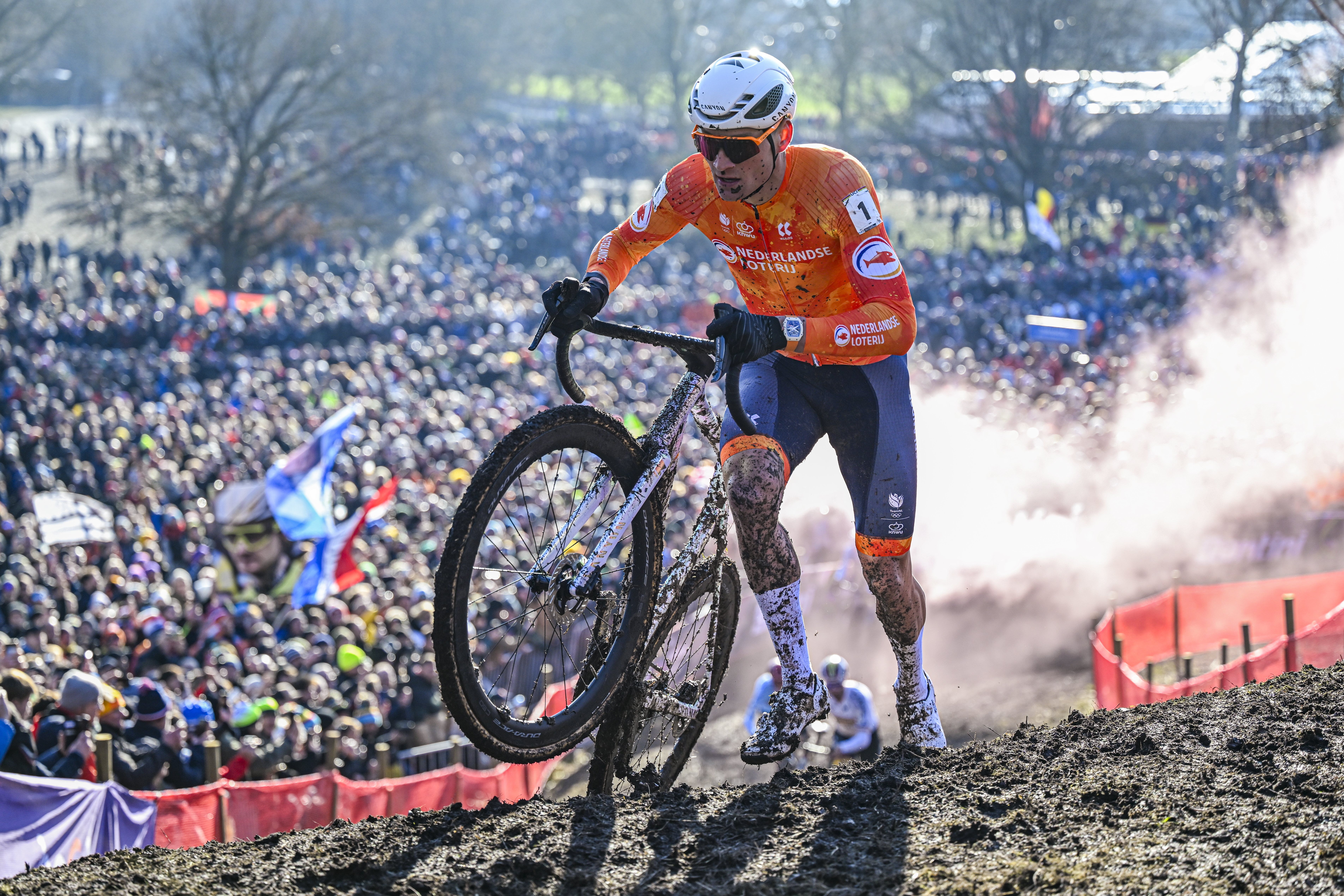Van der Poel se cuelga el oro mundial por séptima vez. 