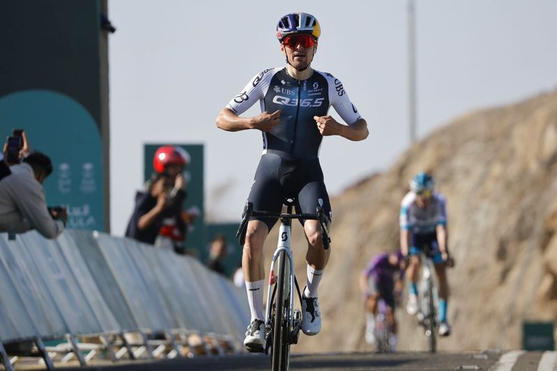 Pidcock celebrando la primera de sus dos victorias de etapa en el AlUla Tour