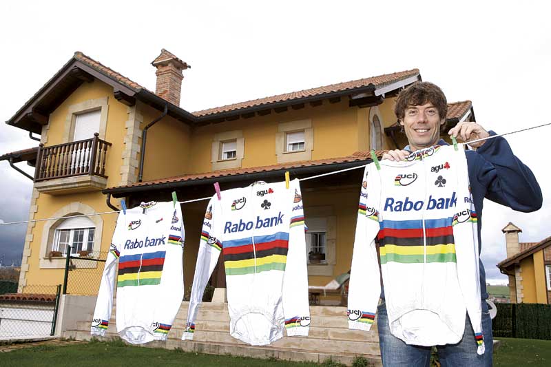 Oscar Freire con sus tres maillots de campeón del mundo