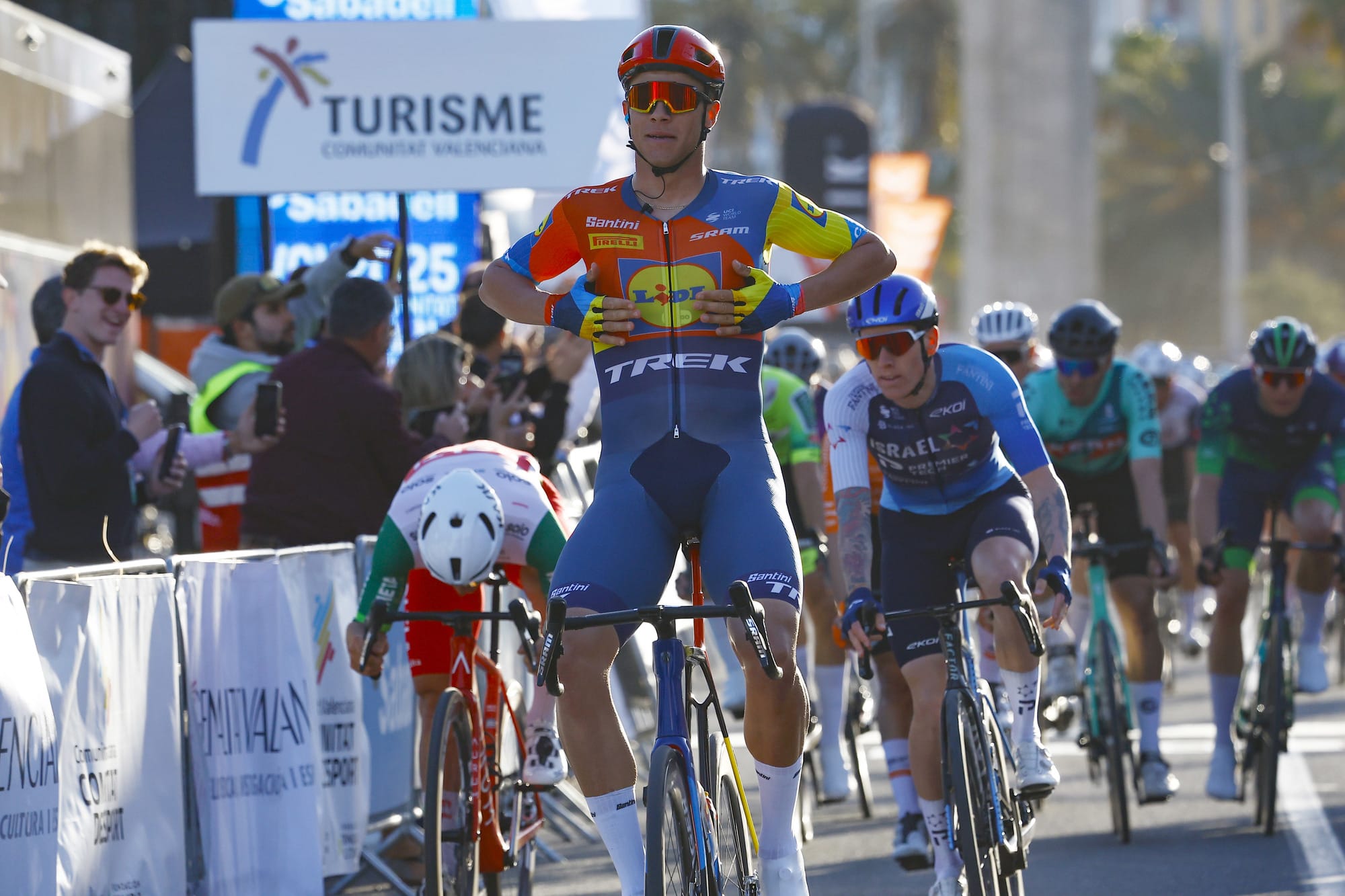 Jonathan Milan conquista la etapa final de la Volta a la Comunitat Valenciana