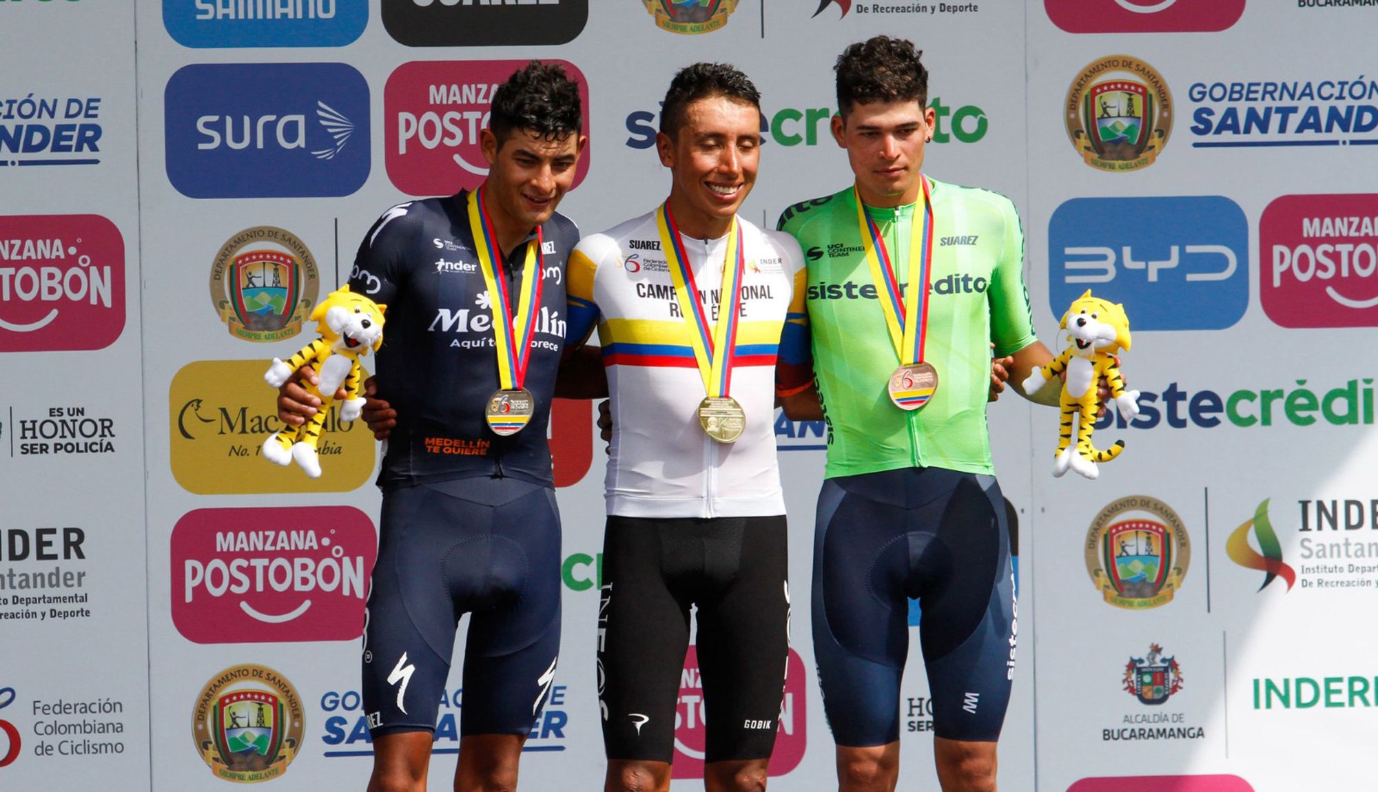 Egan Bernal en el podio junto a Diego Andrés Camargo y Kevin David Castillo