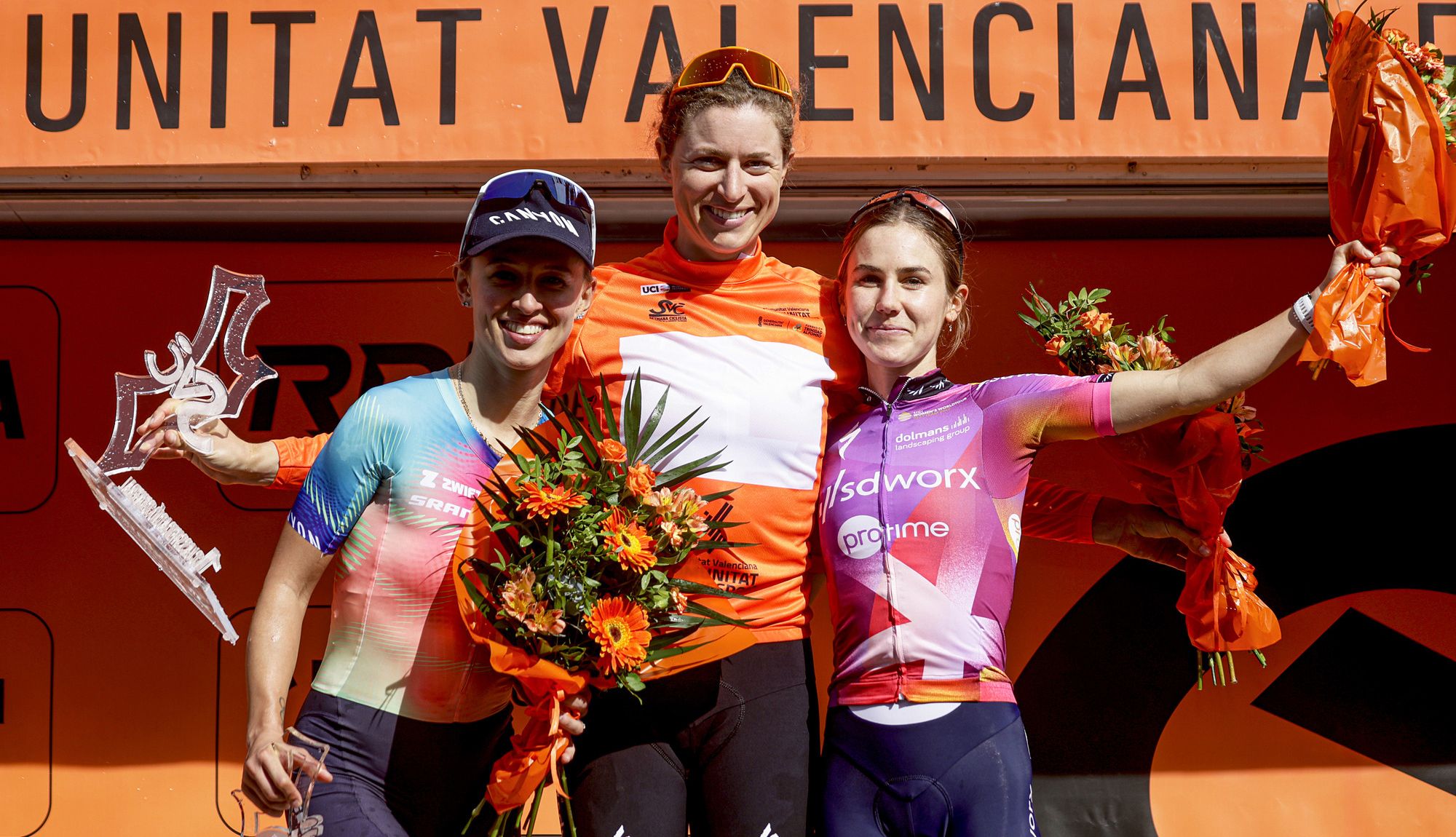 Podio de la Setmana Ciclista Valenciana 2024, con Reusser, Niewiadoma y Fisher-Black