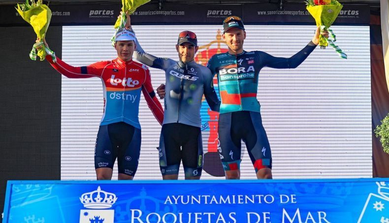 podio de la clasica de almeria 2023 con matteo moschetti en el centro arnaud de lie y jordi meeus 2 790x454 podio de la clasica de almeria 2023 con matteo moschetti en el centro arnaud de lie y jordi meeus 2 790x454