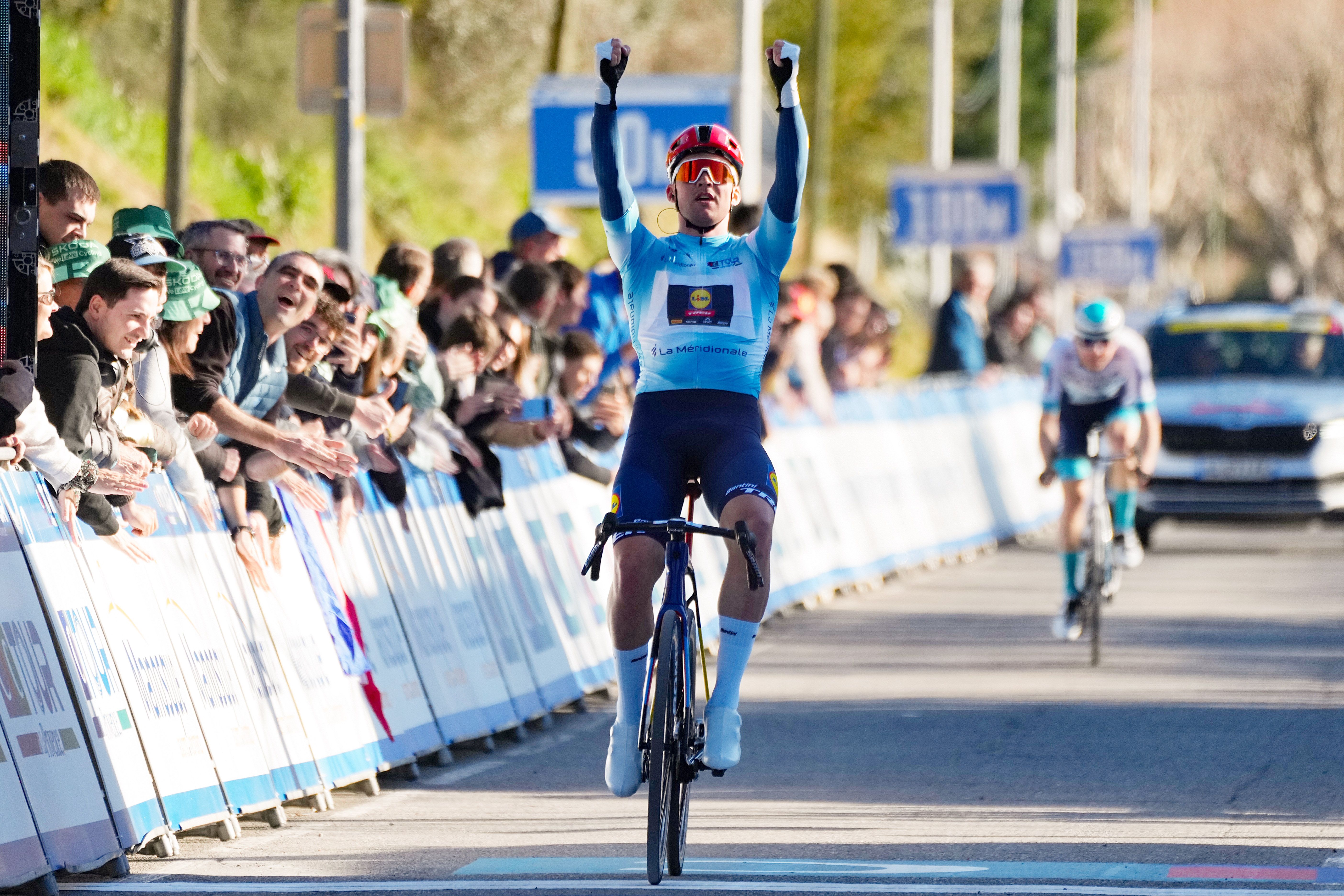 Mads Pedersen vence en Manosque y se adueña de la general. 