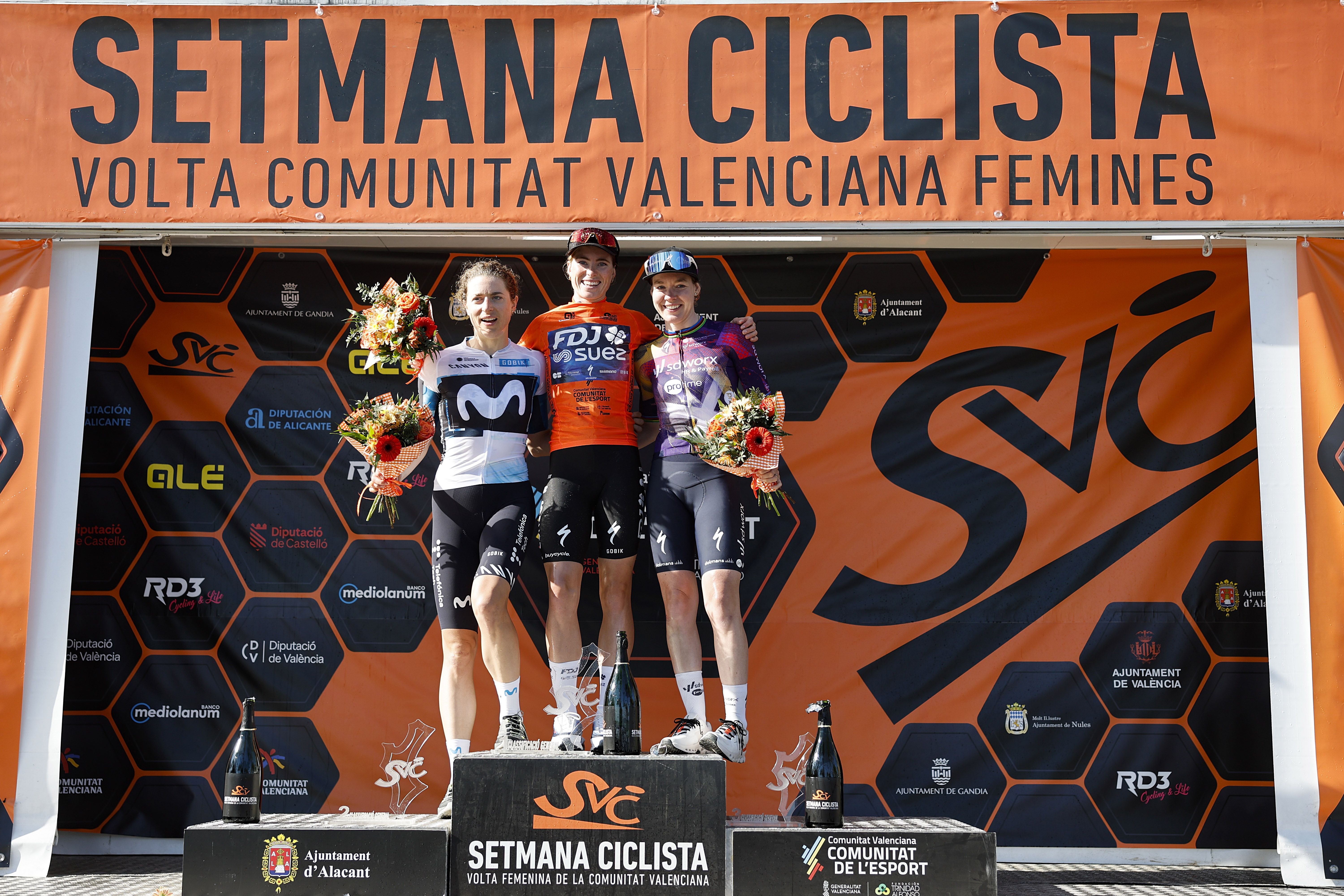 Demi Vollering resiste al frente de la general y gana la Setmana Ciclista Valenciana.
