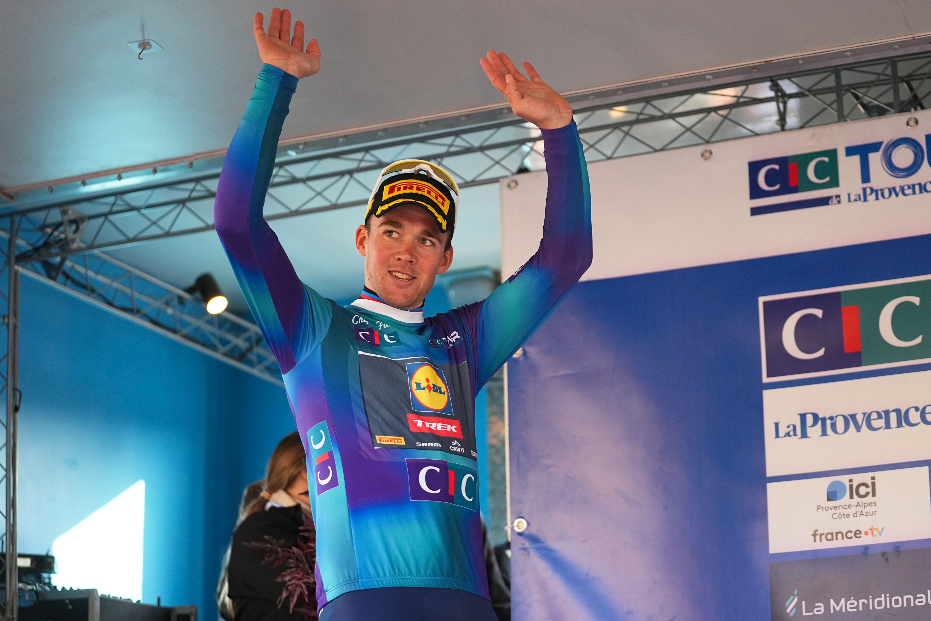 Mads Pedersen reina en la Provence entre el caos  de las caídas.