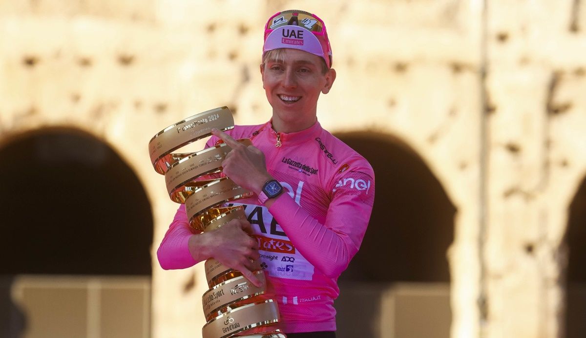 Tadej Pogacar, con el Trofeo "Senza Fine" como ganador del Giro de Italia 2024