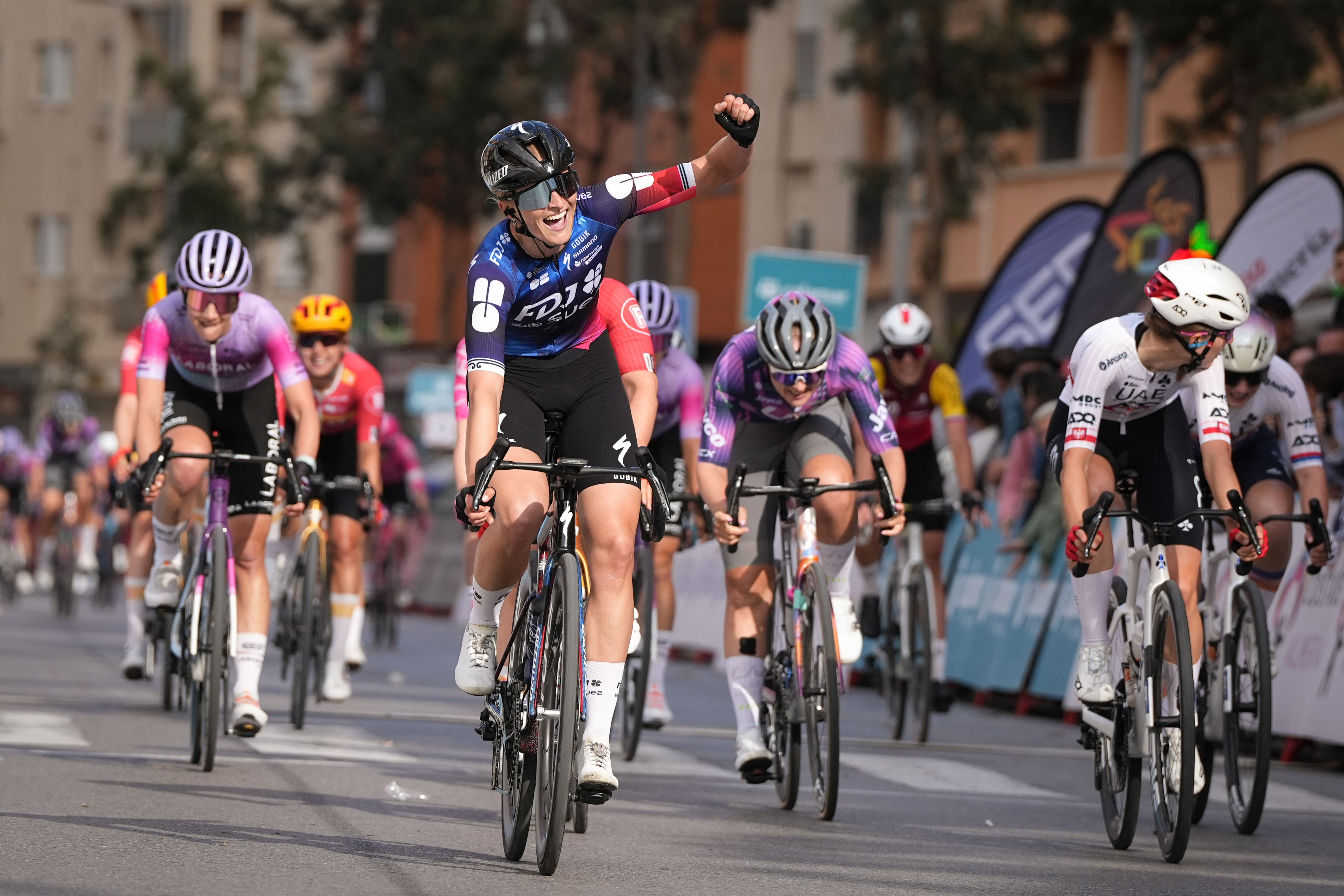 Ally Wollaston impone su ley al esprint en la Clásica de Almería WE.