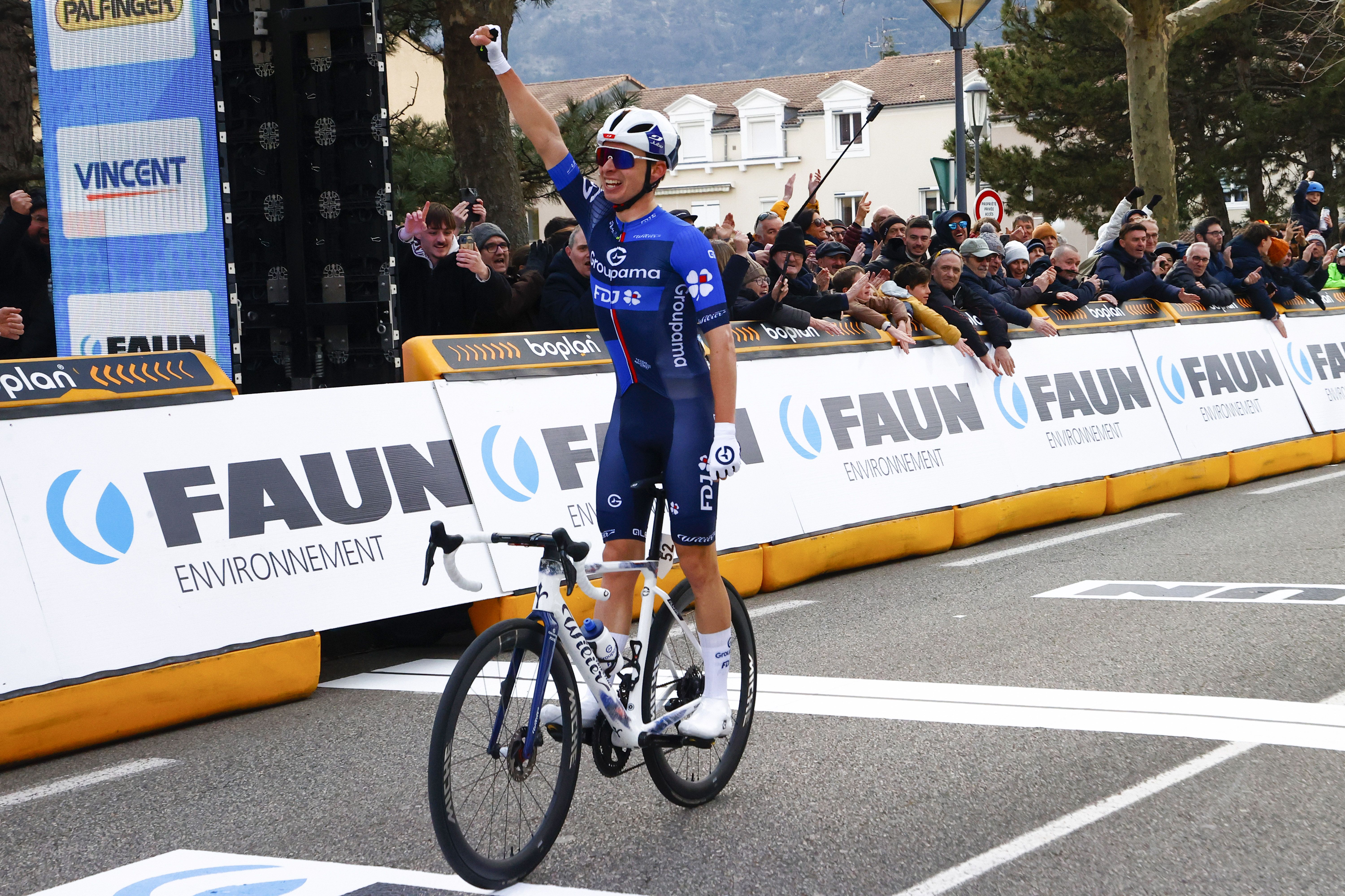 Romain Grégoire reina en la desorientación final de la Faun - Ardèche Classic.