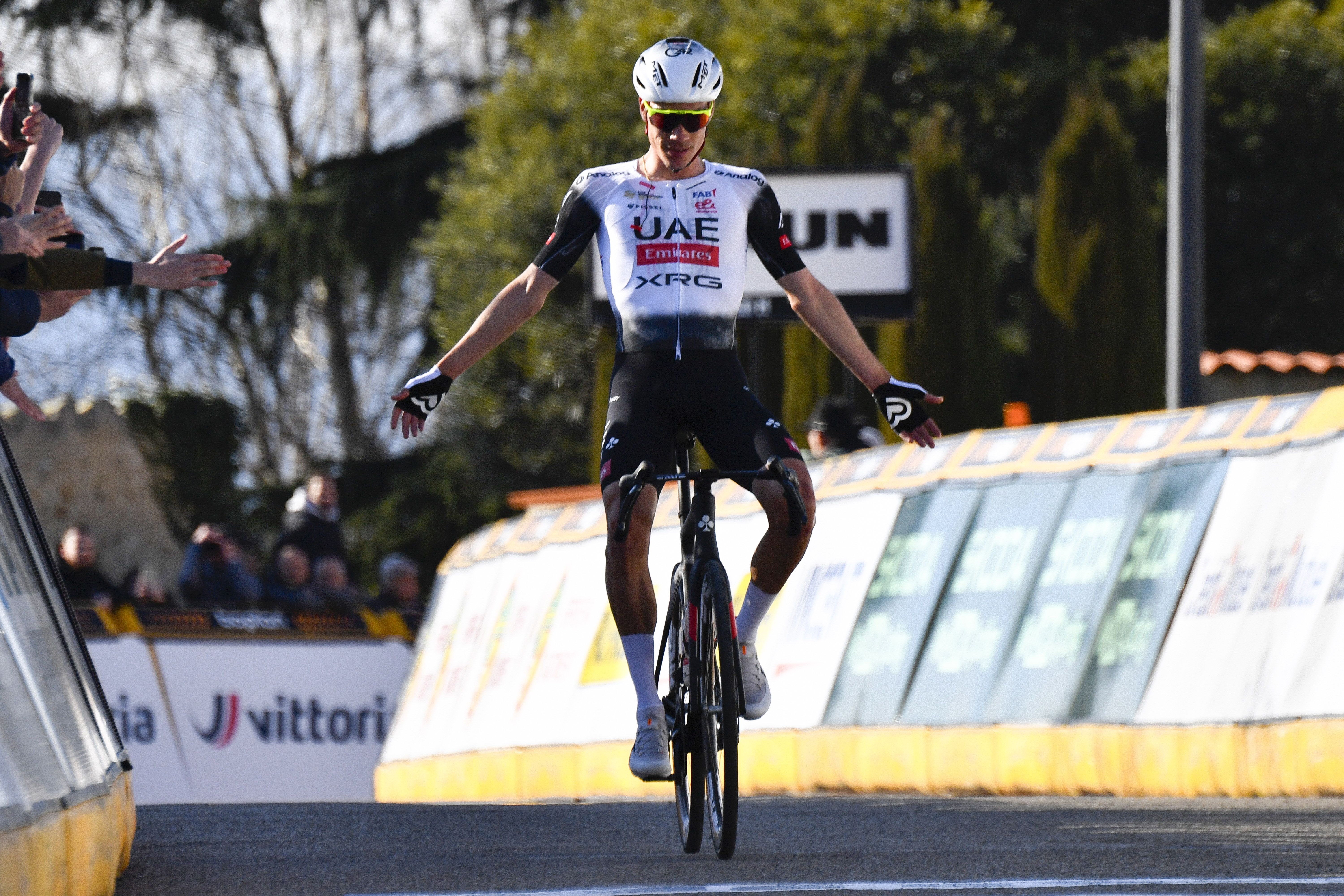Juan Ayuso levanta los brazos de la victoria en Francia al ganar la Faun Drome Classic.