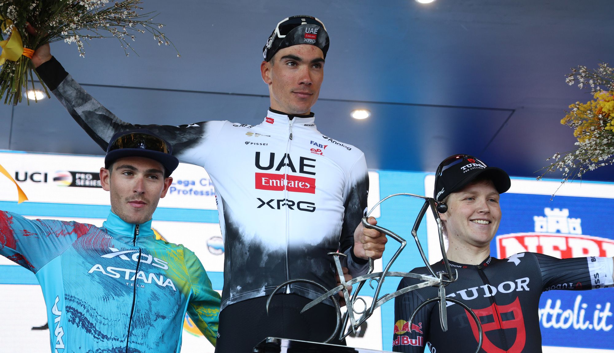 Juan Ayuso, en el podio del Trofeo Laigueglia junto a Scaroni y Storer