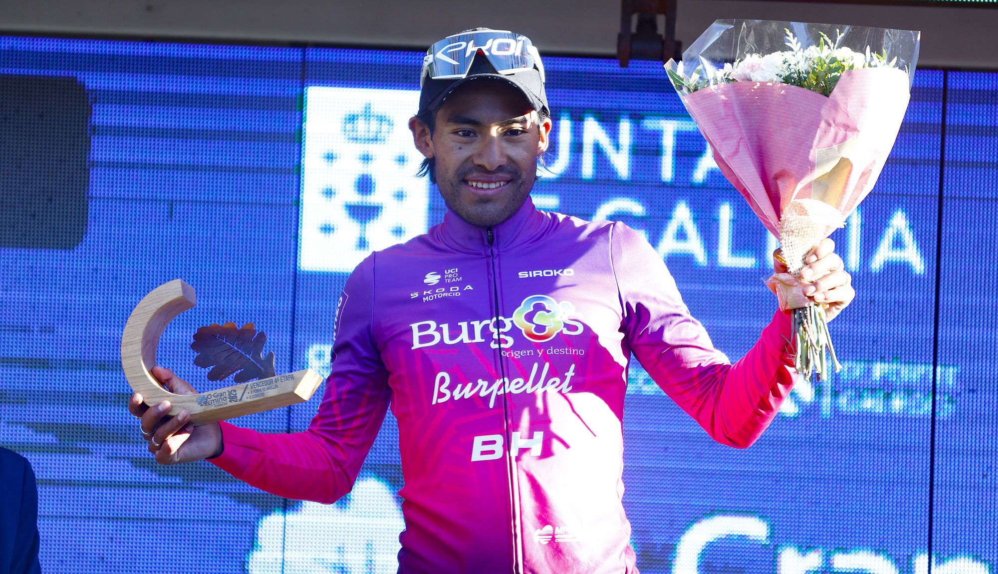 Sergio Chumil -en el podio de O Gran Camiño tras ganar la 4ª etapa- amplía su contrato con el Burgos Burpellet BH hasta 2027