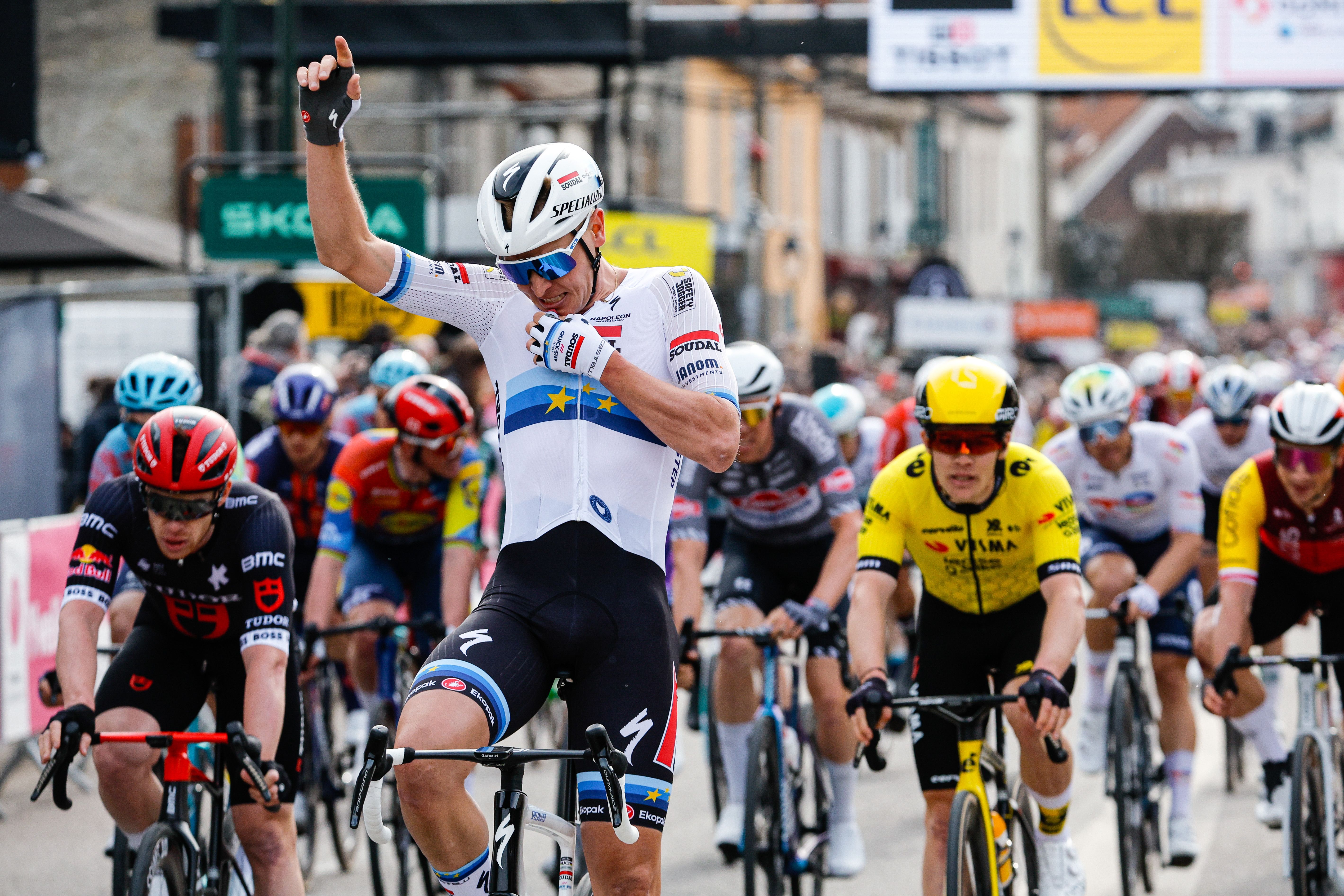 Tim Merlier se corona como líder de la París - Niza 2025 tras barrer a sus rivales al sprint.