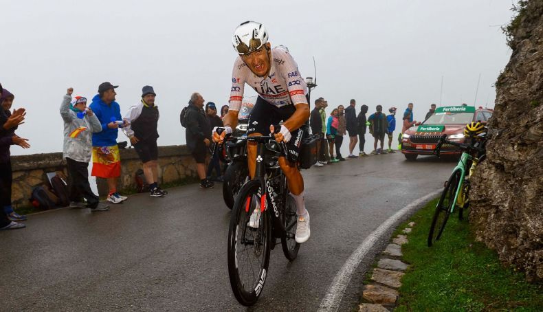 marc soler durante su triunfal ascension a lagos de covadonga en la pasada vuelta a espana marc soler durante su triunfal ascension a lagos de covadonga en la pasada vuelta a espana