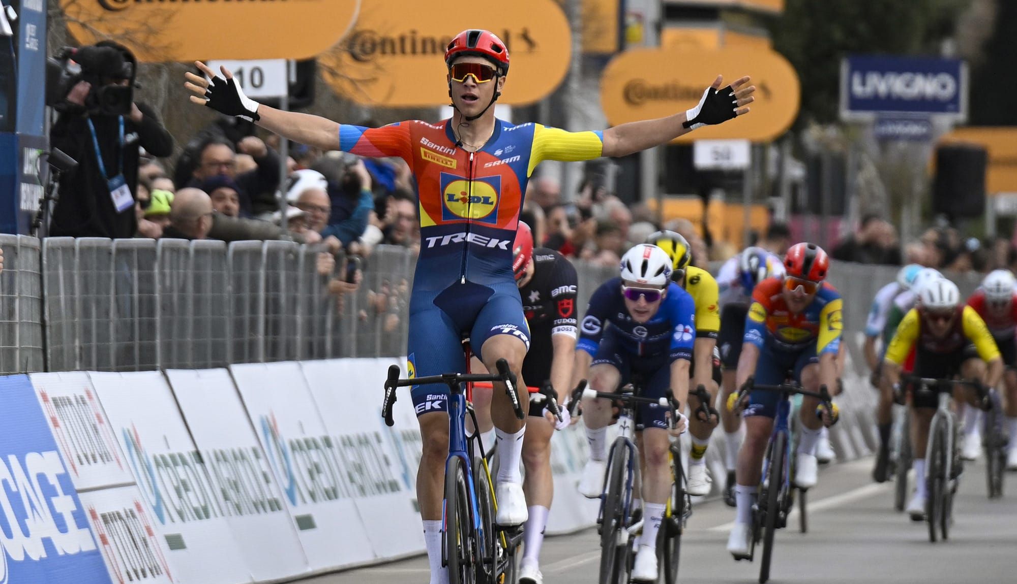 Jonathan Milan se lleva la 2ª etapa de la Tirreno Adriático