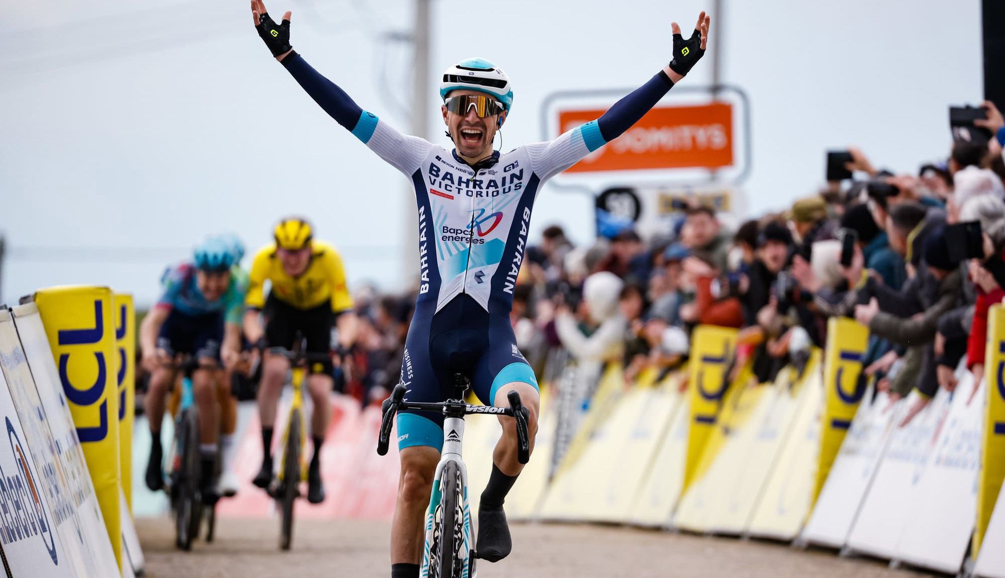 Lenny Martínez gana y Jorgenson recupera el liderato en un día aciago de Vingegaard