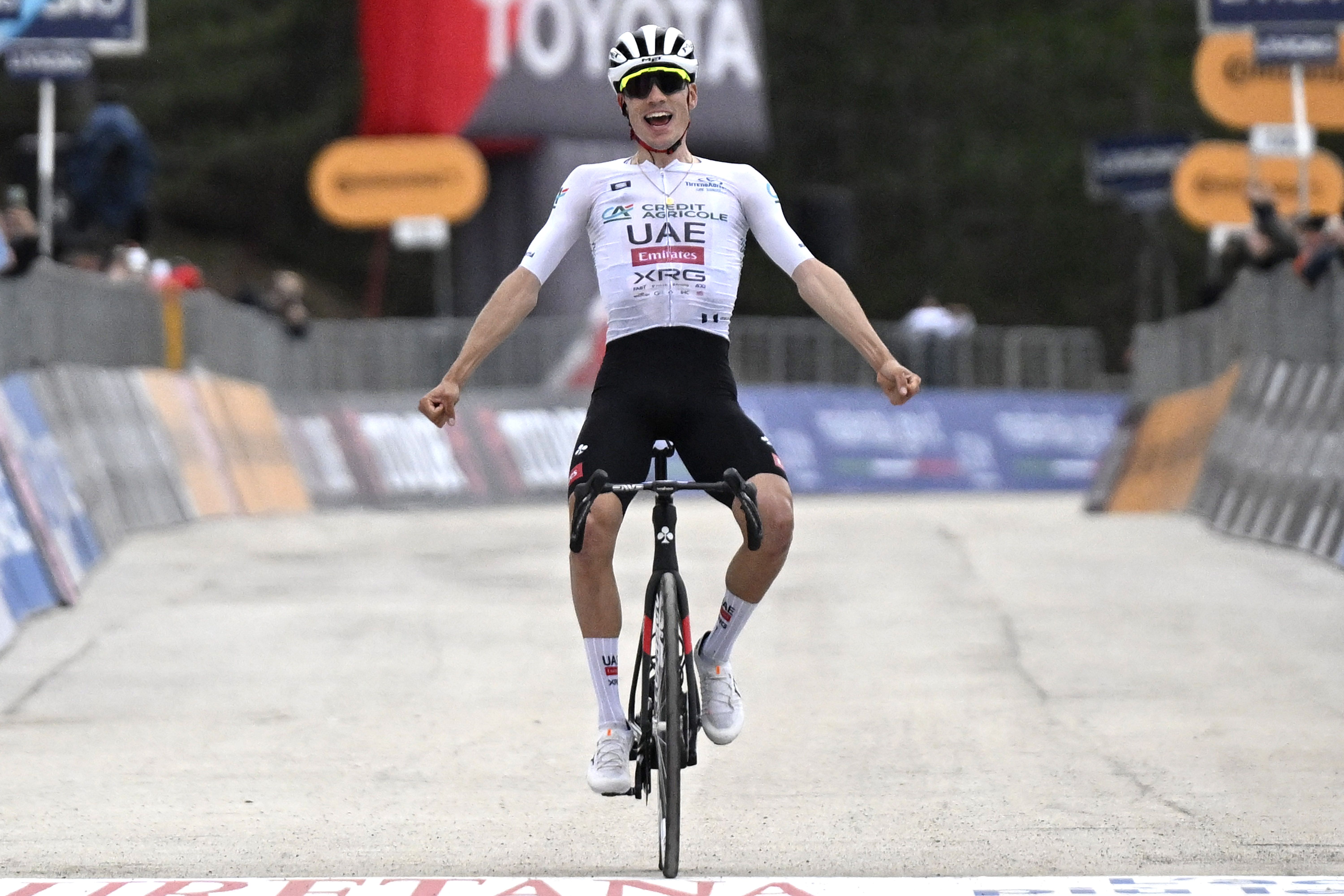 Juan Ayuso se exhibe en la ascensión a Frontignano y asalta el liderato de la Tirreno - Adriático.