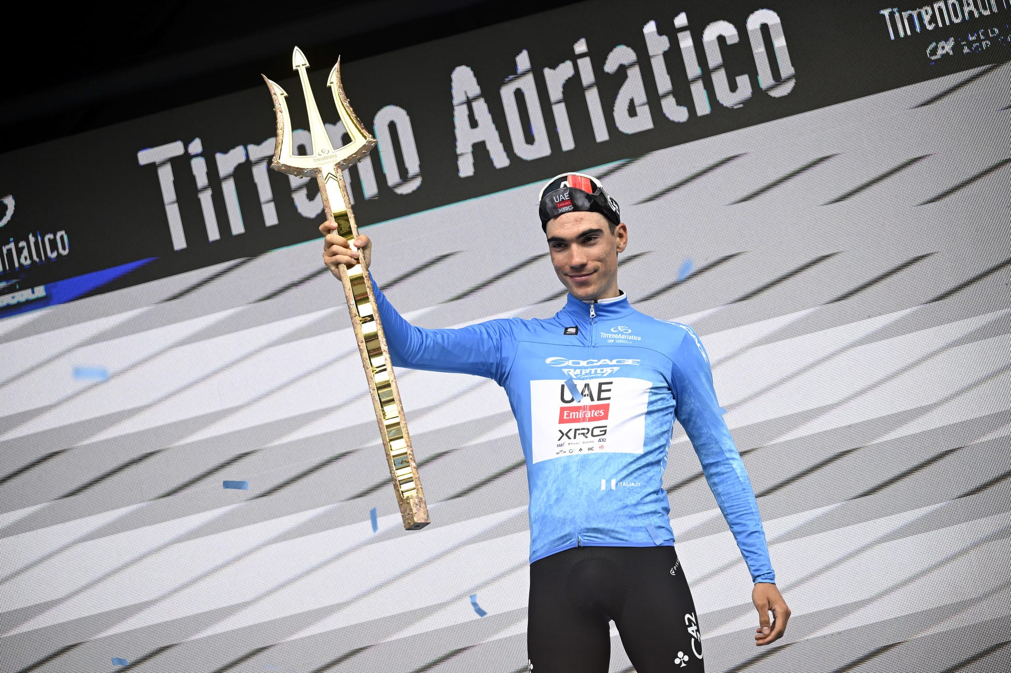 Juan Ayuso alza el Tridente de Neptuno como gobernador de la Tirreno - Adriático 2025.