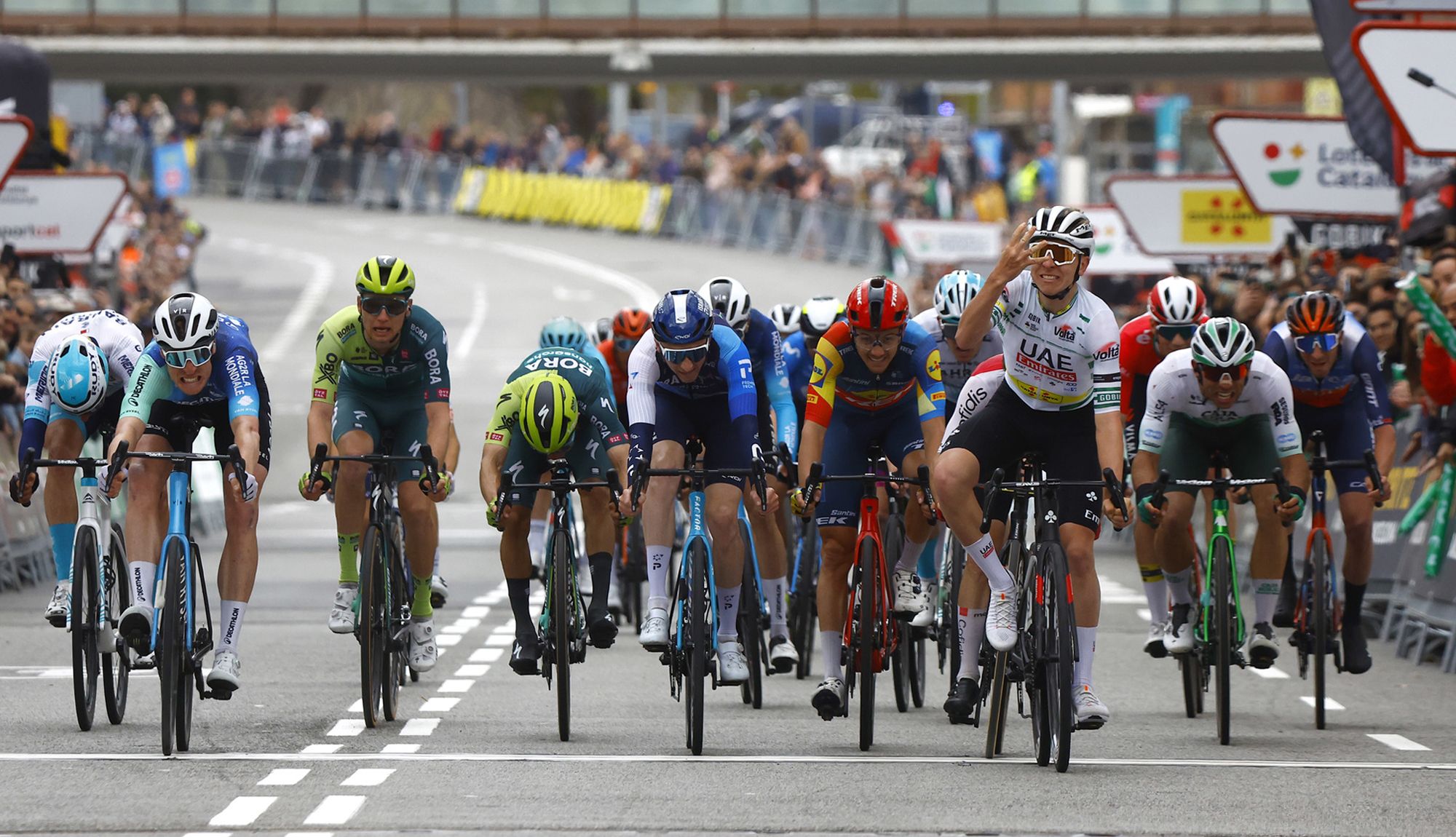 Tadej Pogacar celebrando su victoria en Barcelona en la última etapa de la Volta a Catalunya 2024