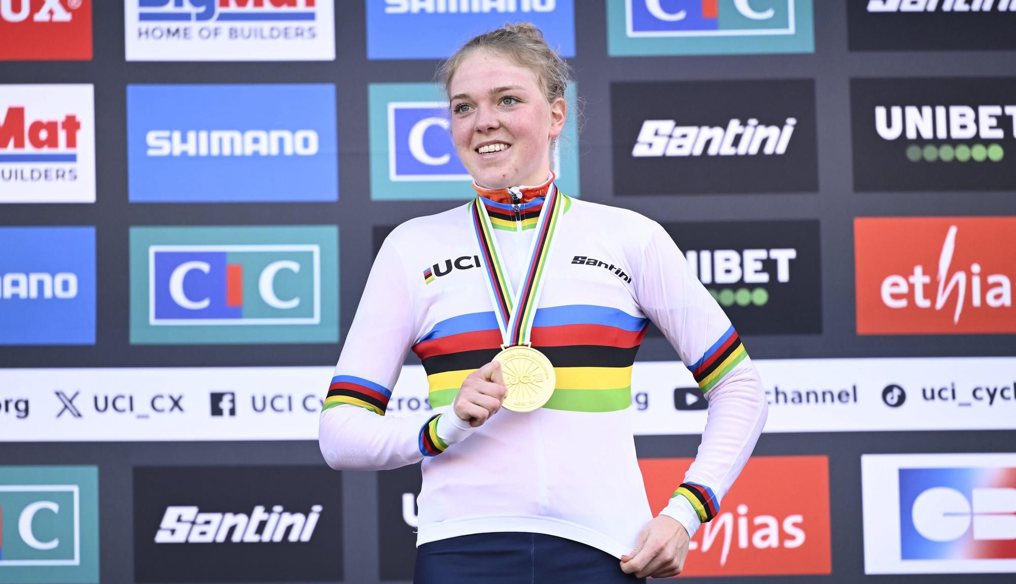 Fem Van Empel, en el podio, tras proclamarse por tercera vez consecutiva campeona del Mundo de ciclocross