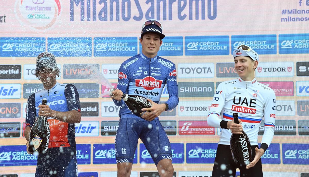 Podio de la Milán-San Remo 2024, con Jasper Philipsen (ganador), Michaerl Matthews y Tadej Pogacar.