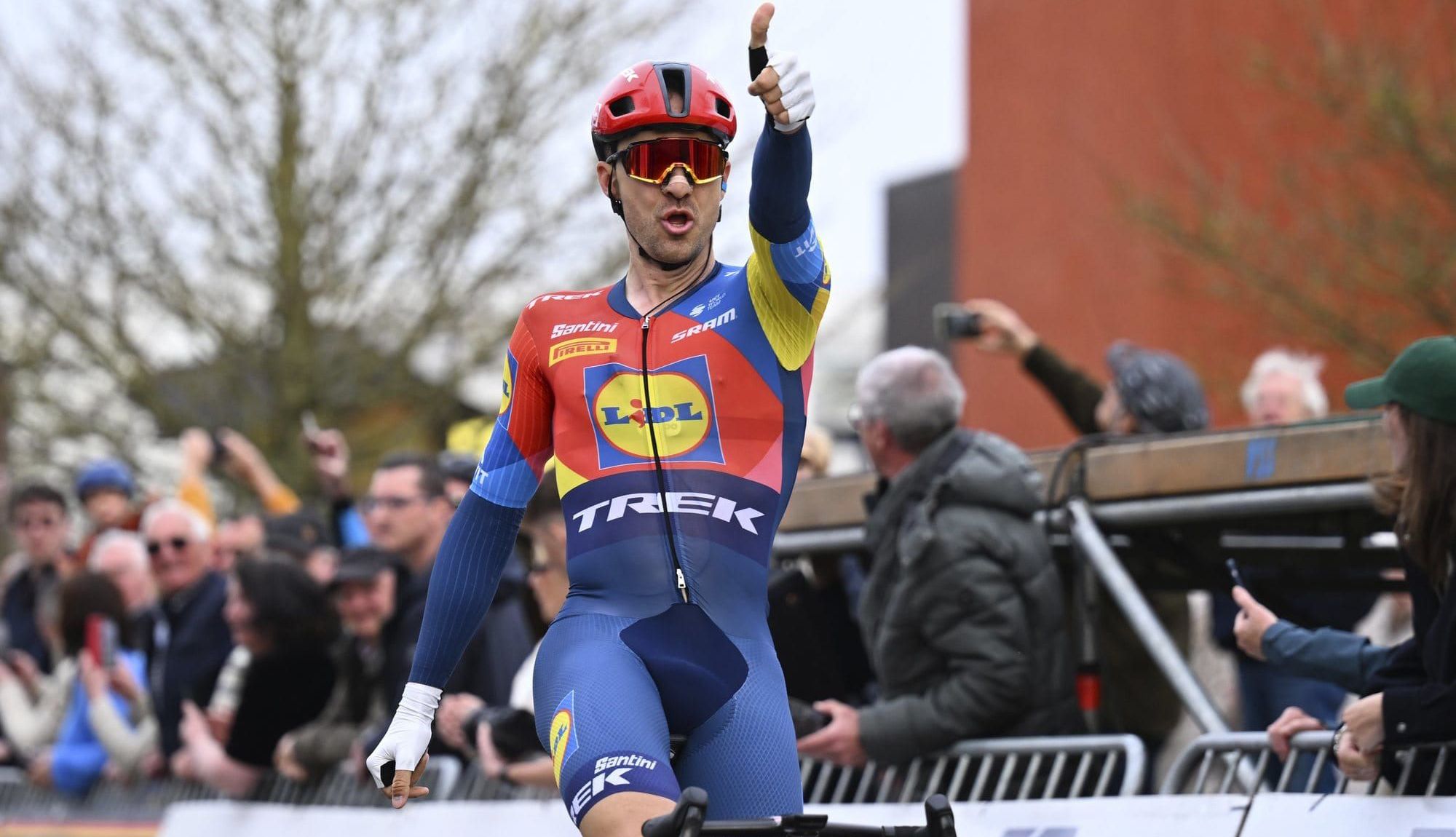 Edward Theuns remata una agónica victoria en la Bredene Koksijde Classic
