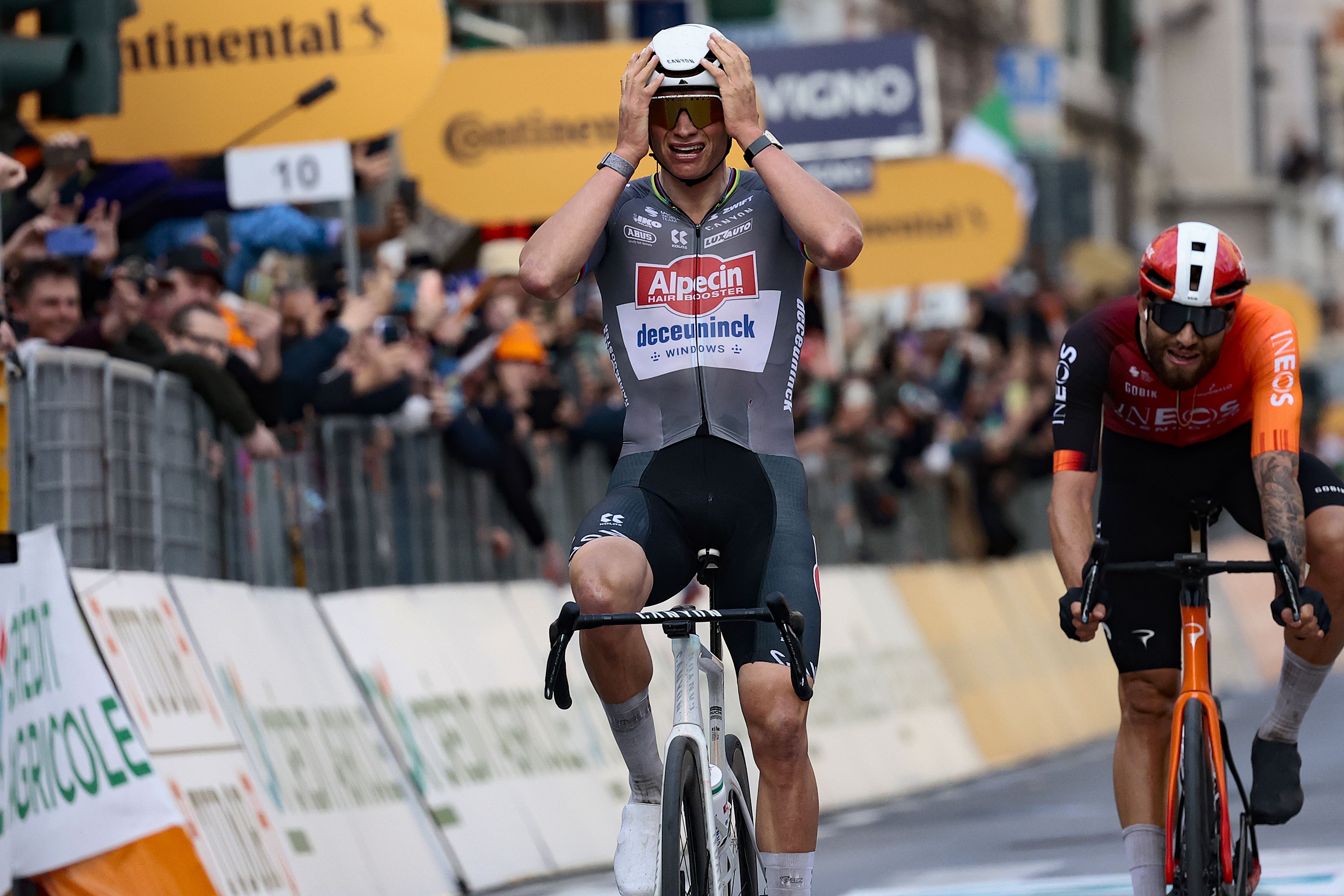 Mathieu van der Poel derrota al 'invecible' Pogacar y se alza con su segunda Milán - San Remo.