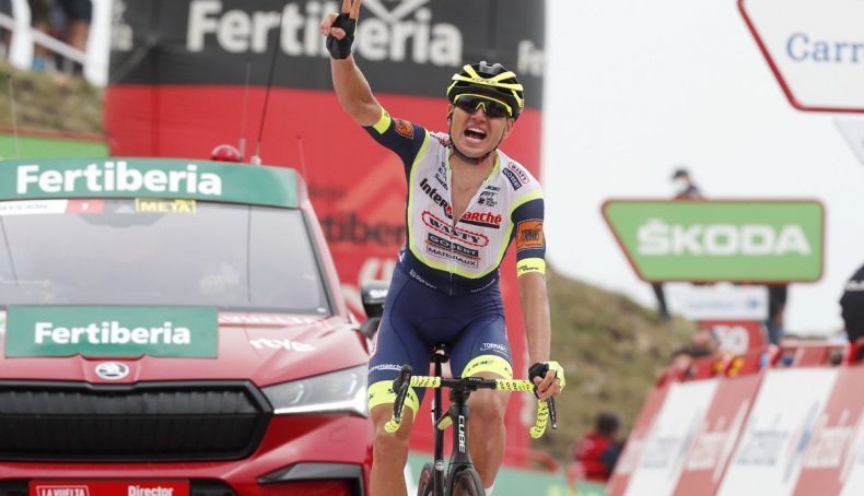 Taaramäe celebrando su victoria en el Picón Blanco, que además le dio el liderato en La Vuelta 2021. Foto Luis Ángel Gómez Taaramäe celebrando su victoria en el Picón Blanco, que además le dio el liderato en La Vuelta 2021. Foto Luis Ángel Gómez