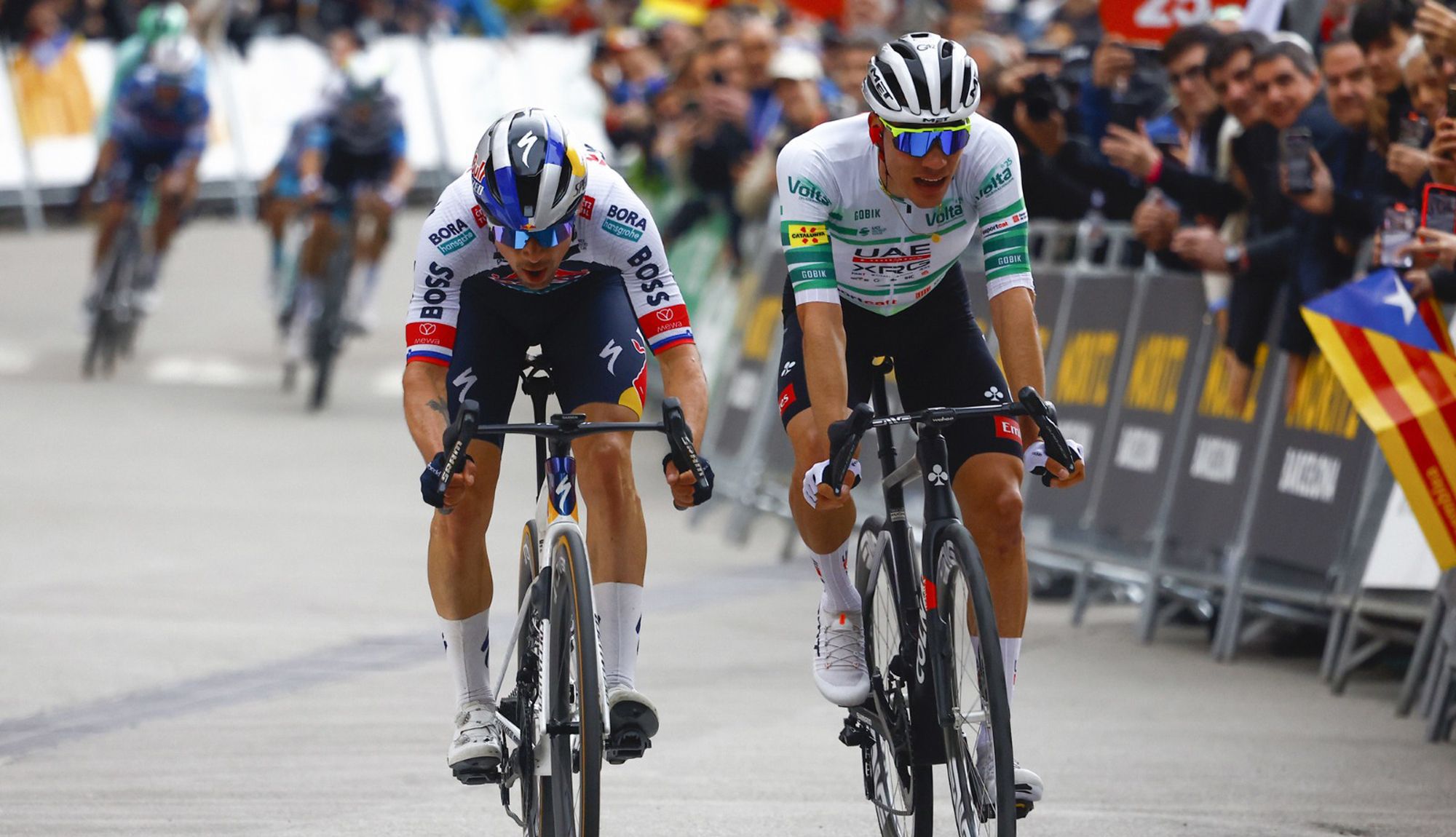 Nuevo episodio en Montserrat del igualado duelo entre Roglic y Ayuso, resuelto en esta ocasión a favor del esloveno