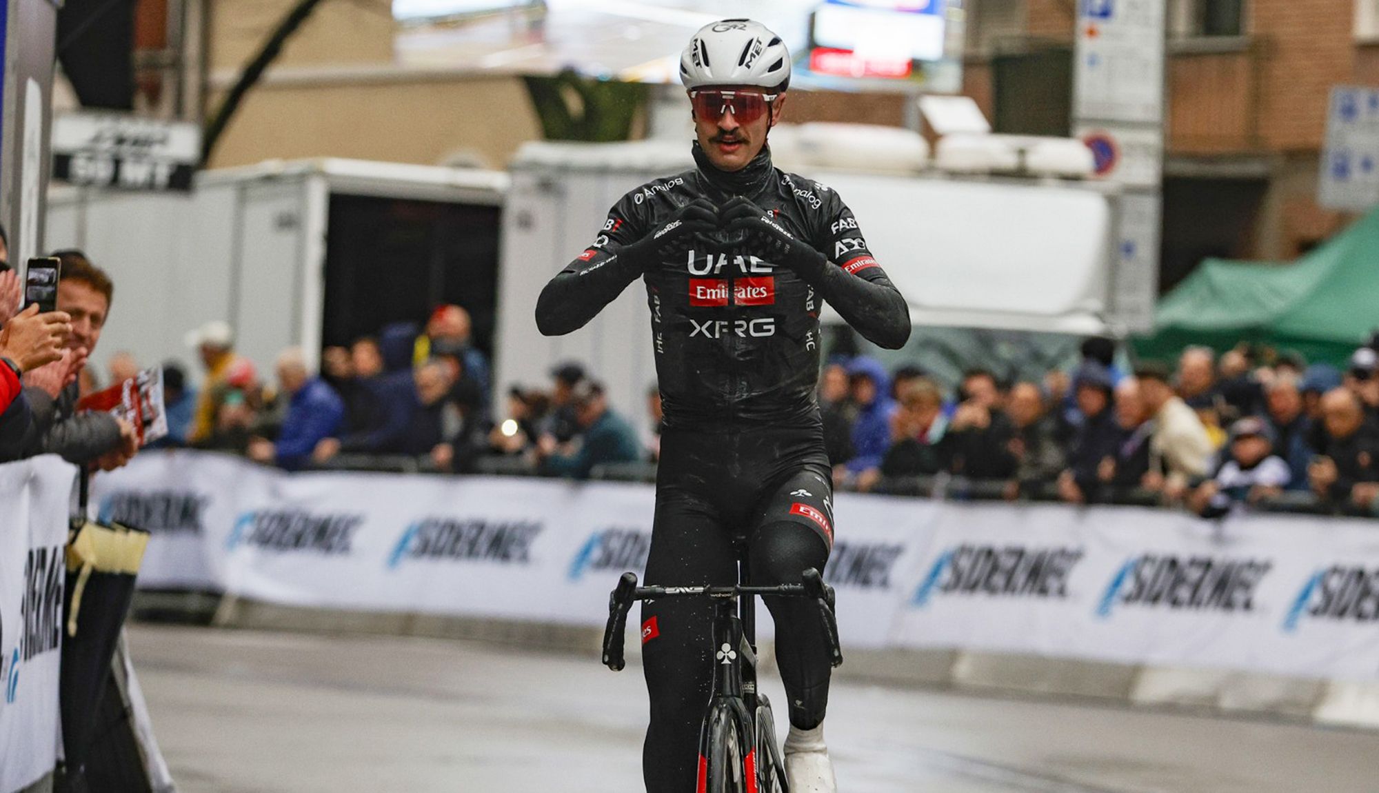 Jay Vine gana bajo la lluvia en la Semana Coppi e Bartali 