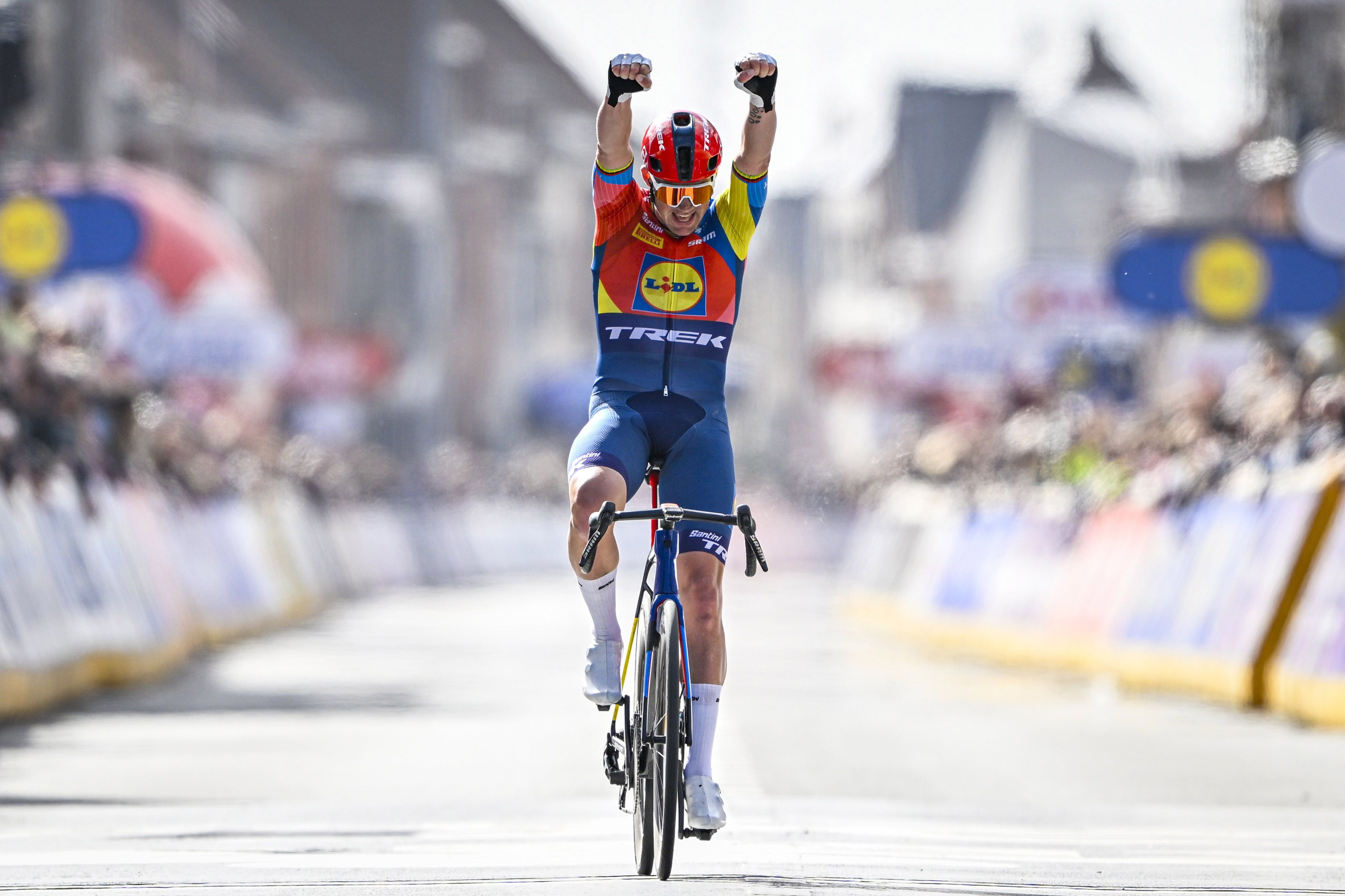 Mads Pedersen revalida su corona y suma su tercera Gante - Wevelgem.
