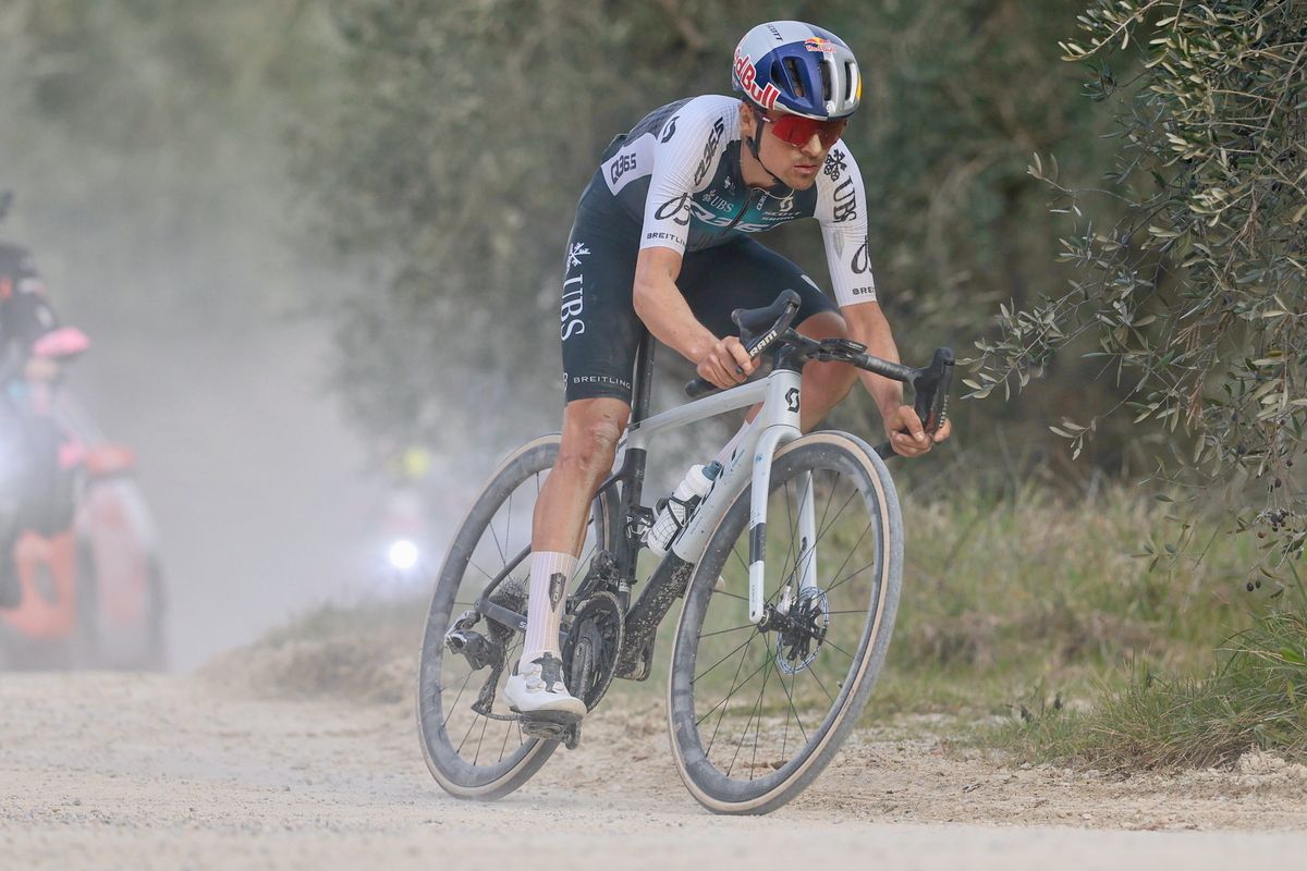Tom Pidcock compitiendo con unas nuevas Zipp 303 en Strade Bianche 