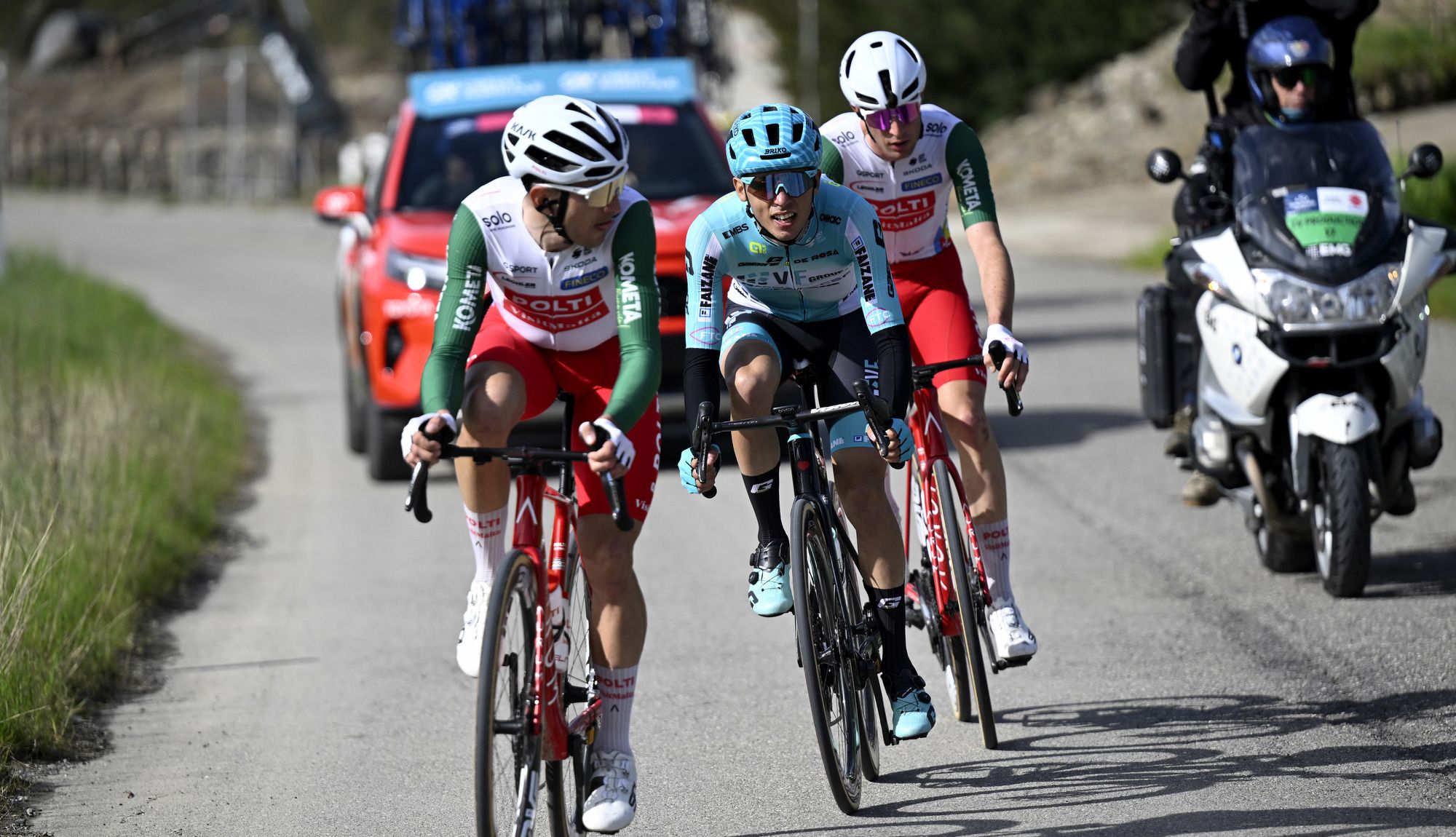 Ciclistas del Polti Visit Malta y el VF Group-Bardiani en una etapa de la pasada Tirreno Adriático