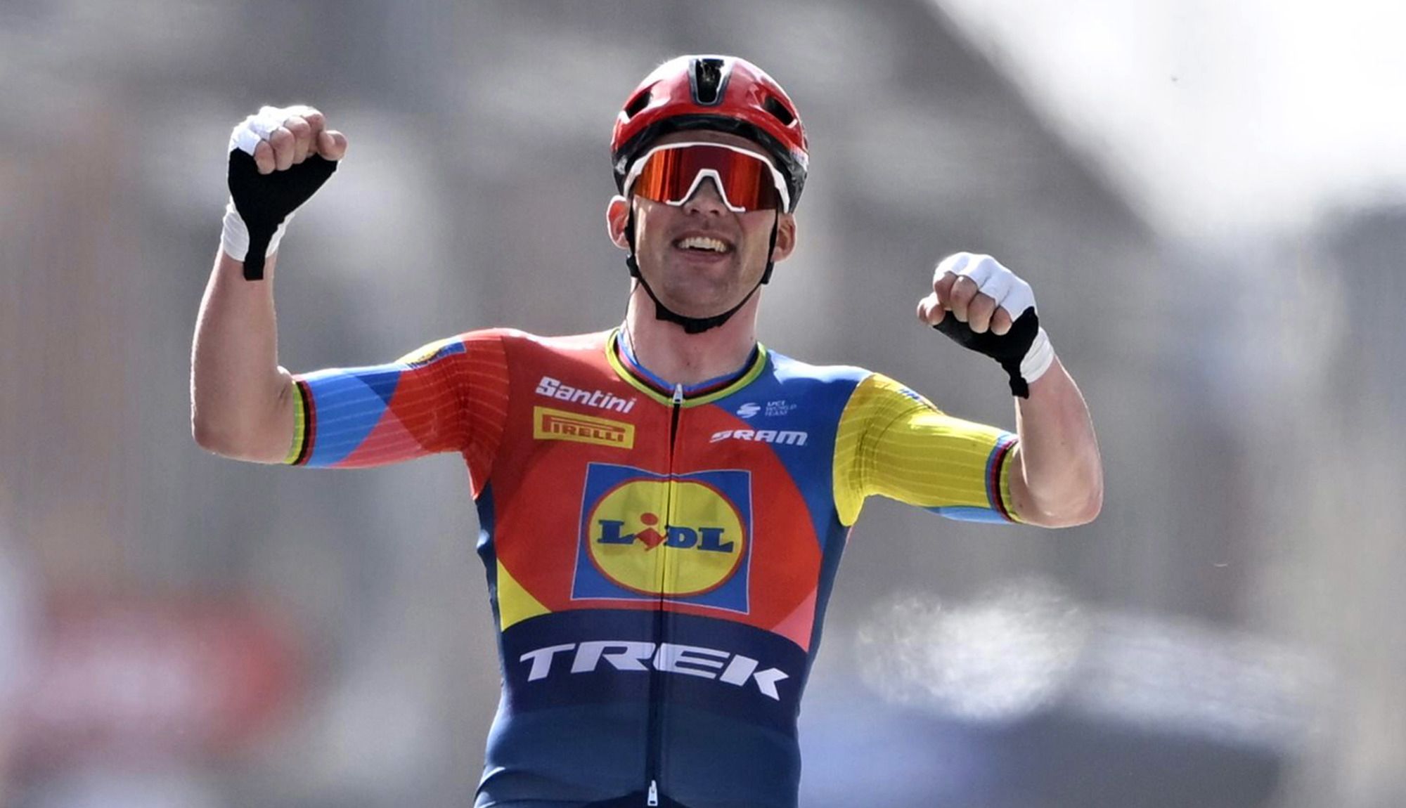 Mads Pedersen, celebrando su victoria en la Gante-Wevelgem, emerge como máximo favorito en A Través de Flandes